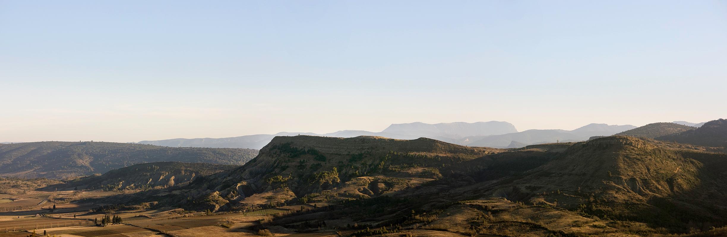Les Corbières - Paesaggio in edizione limitata, Nature panorama, Contemporaneo - Landscape Photograph Grigio di Sam Thomas
