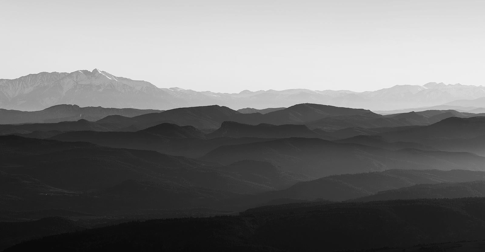 Les Pyrénées - Kostenlose Lieferung - Schwarz-Weiß-Foto, Limitierte Auflage, Landschaft – Photograph von Sam Thomas