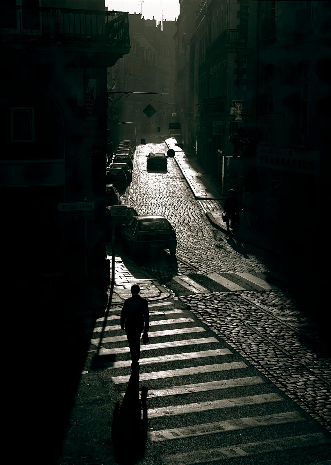 Man walking - Photo en noir et blanc, tirage d'art en édition limitée, ville