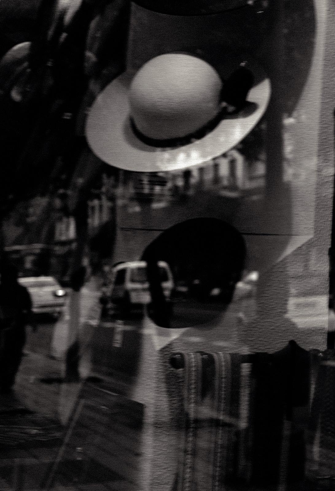 Spanische Hüte -Signierter Kunstdruck in limitierter Auflage, Landschaft, Contemporary (Schwarz), Black and White Photograph, von Sam Thomas