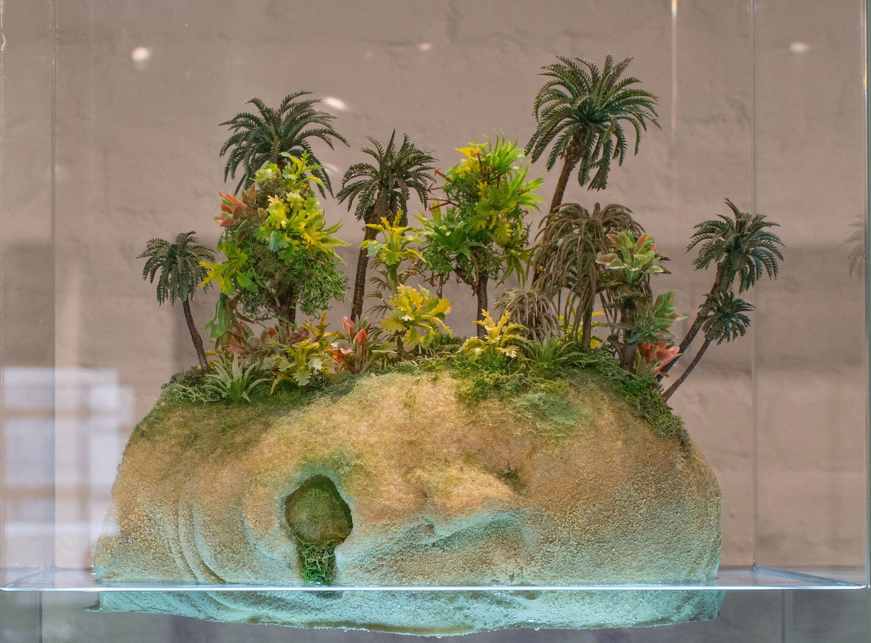 Mi obra escultórica, incluso con su uso manifiesto de materiales modernos y experimentación, en realidad opera dentro de nuestras formas artísticas más tradicionales: la naturaleza muerta, el paisaje y el retrato. 
Utilizo estos marcos para examinar