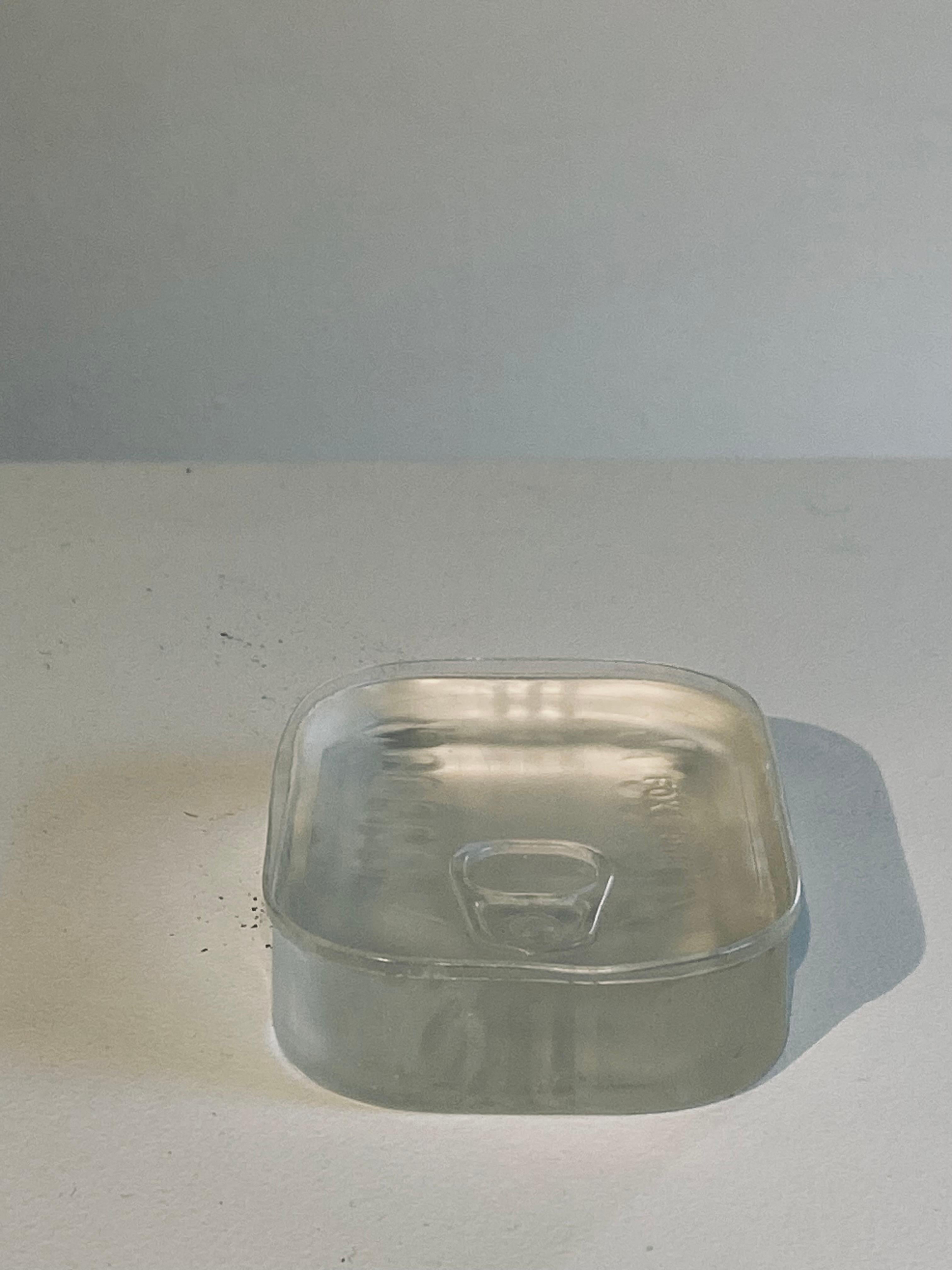 Tufnell si concentra principalmente sulla scultura e in genere lavora con una varietà di materiali, tra cui legno, metallo e oggetti trovati. Sebbene alcune delle sue sculture incorporino elementi storici, come vecchi utensili o macchinari, il suo