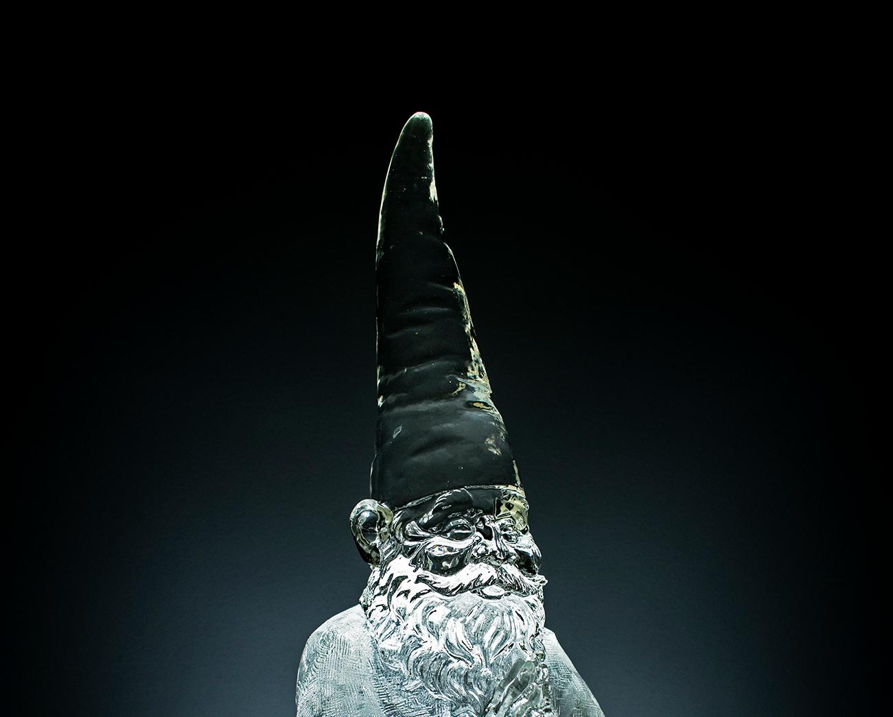 Escultura de gnomo de resina: 'Gnomo claro' - Sculpture Contemporáneo de Sam Tufnell