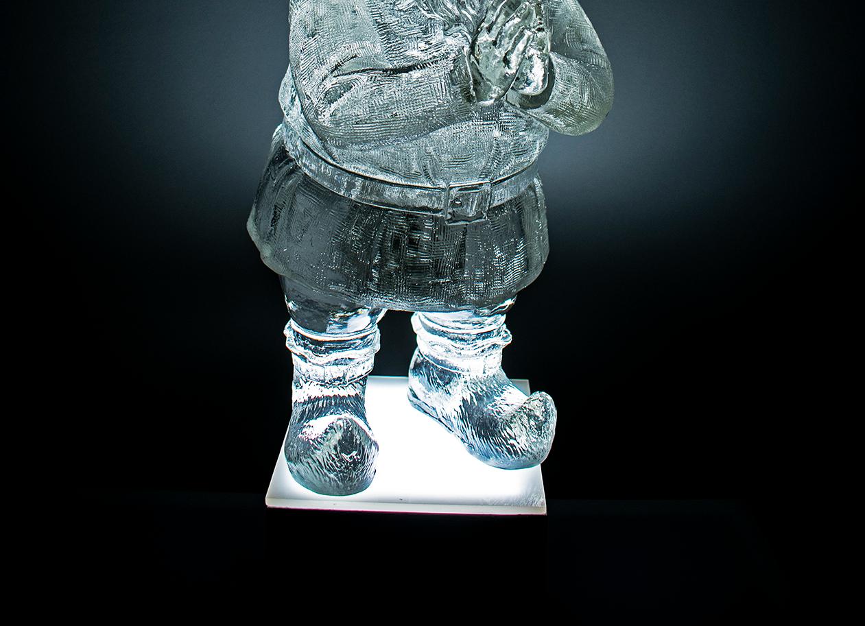 Escultura de gnomo de resina: 'Gnomo claro' - Figurative Sculpture Negro de Sam Tufnell