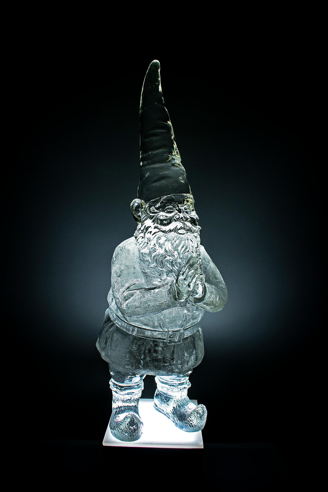 Figurative Sculpture de Sam Tufnell - Escultura de gnomo de resina: 'Gnomo claro'