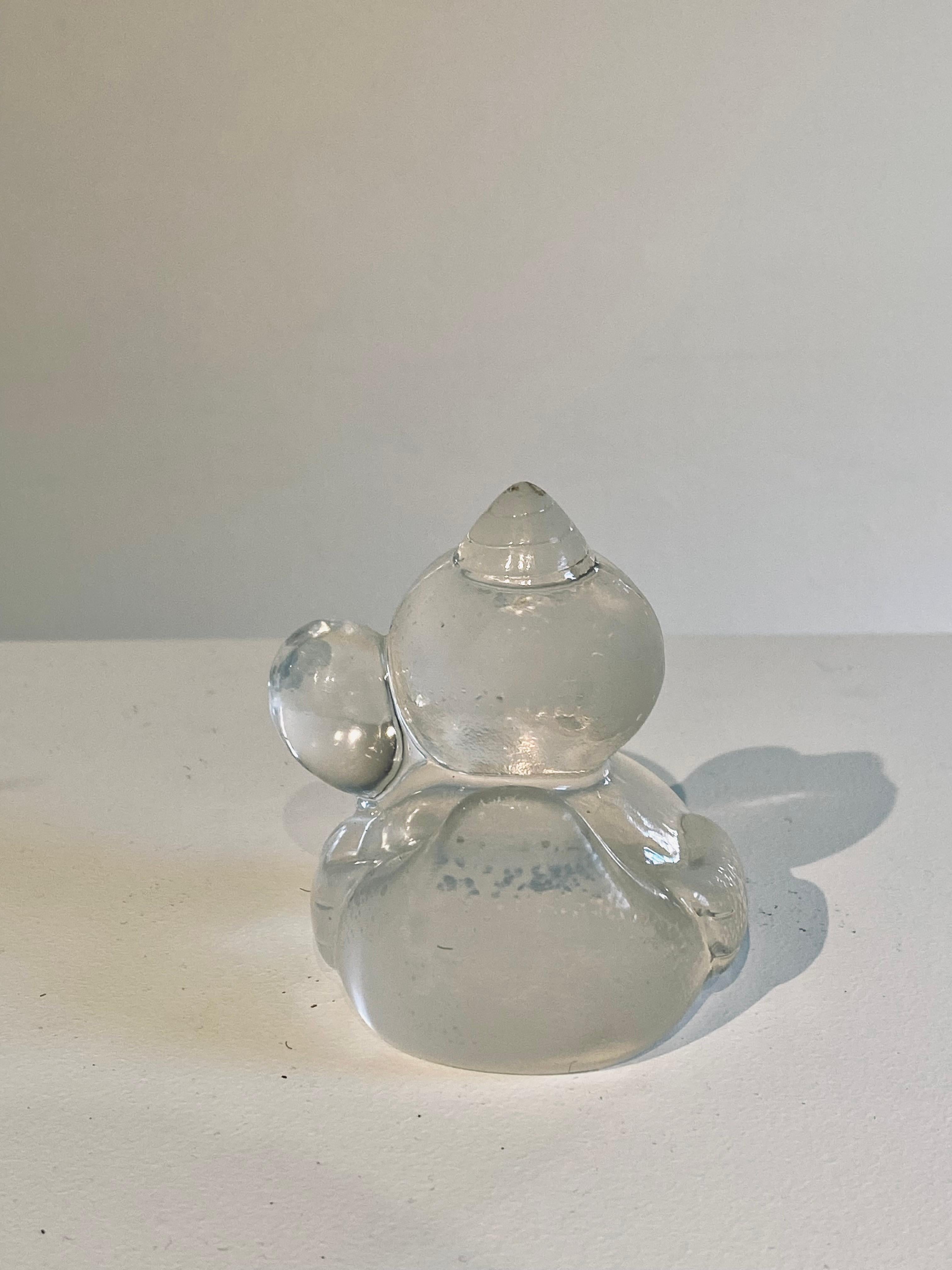 Patito de goma de resina: 'Patito' - Still-Life Sculpture Gris de Sam Tufnell