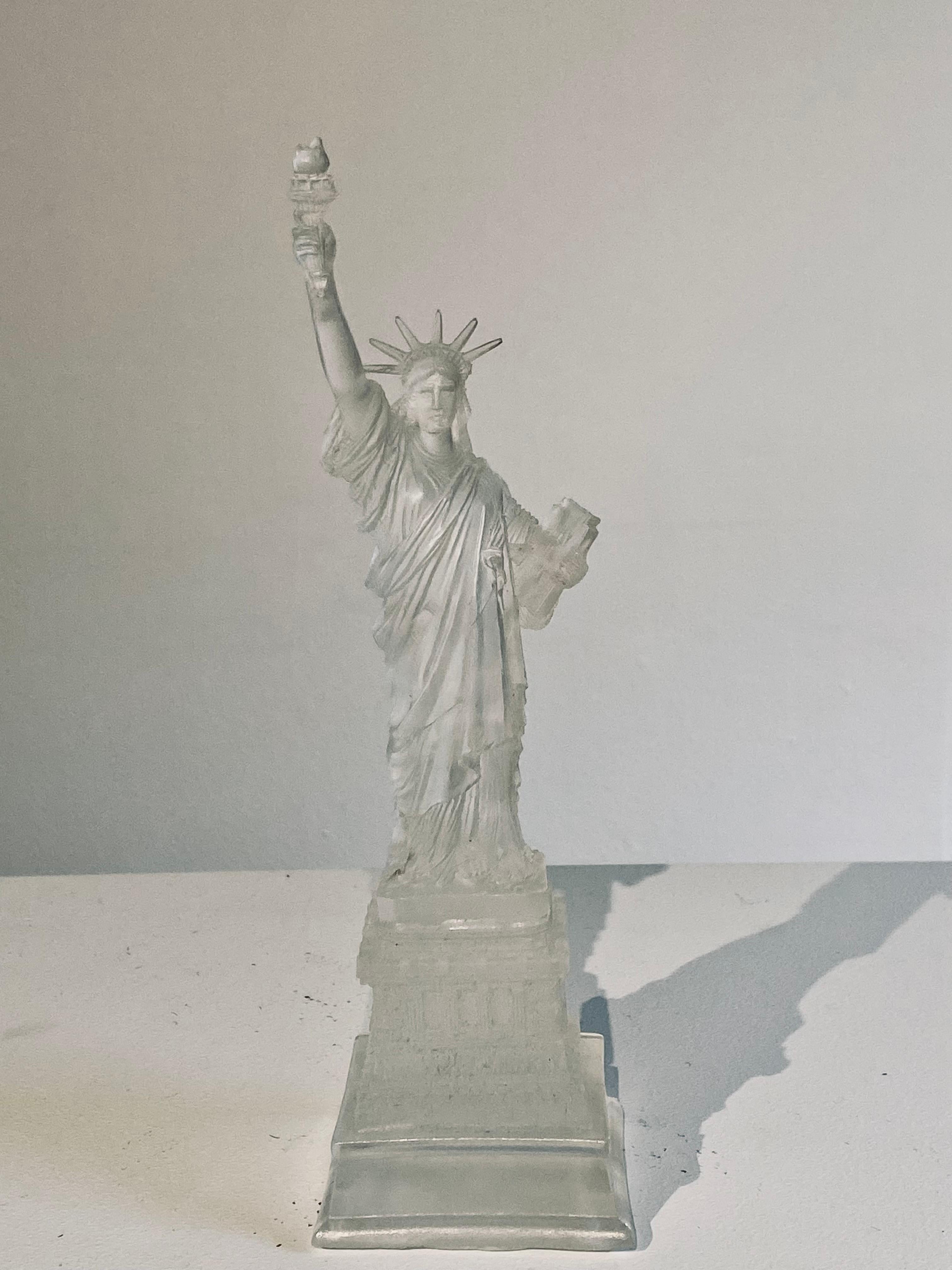 Sculpture en résine de la statue de la Liberté : « Lady Liberty » - Gris Figurative Sculpture par Sam Tufnell