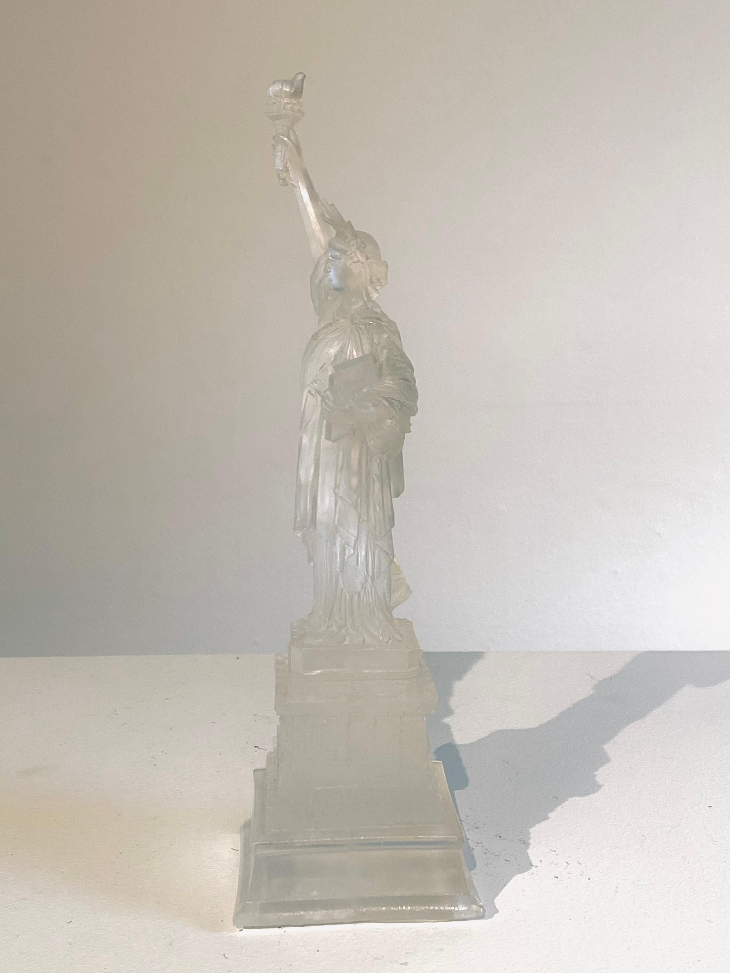 Tufnell se concentre principalement sur la sculpture et travaille généralement avec une variété de matériaux, y compris le bois, le métal et les objets trouvés. Si certaines de ses sculptures intègrent des éléments historiques, tels que de vieux