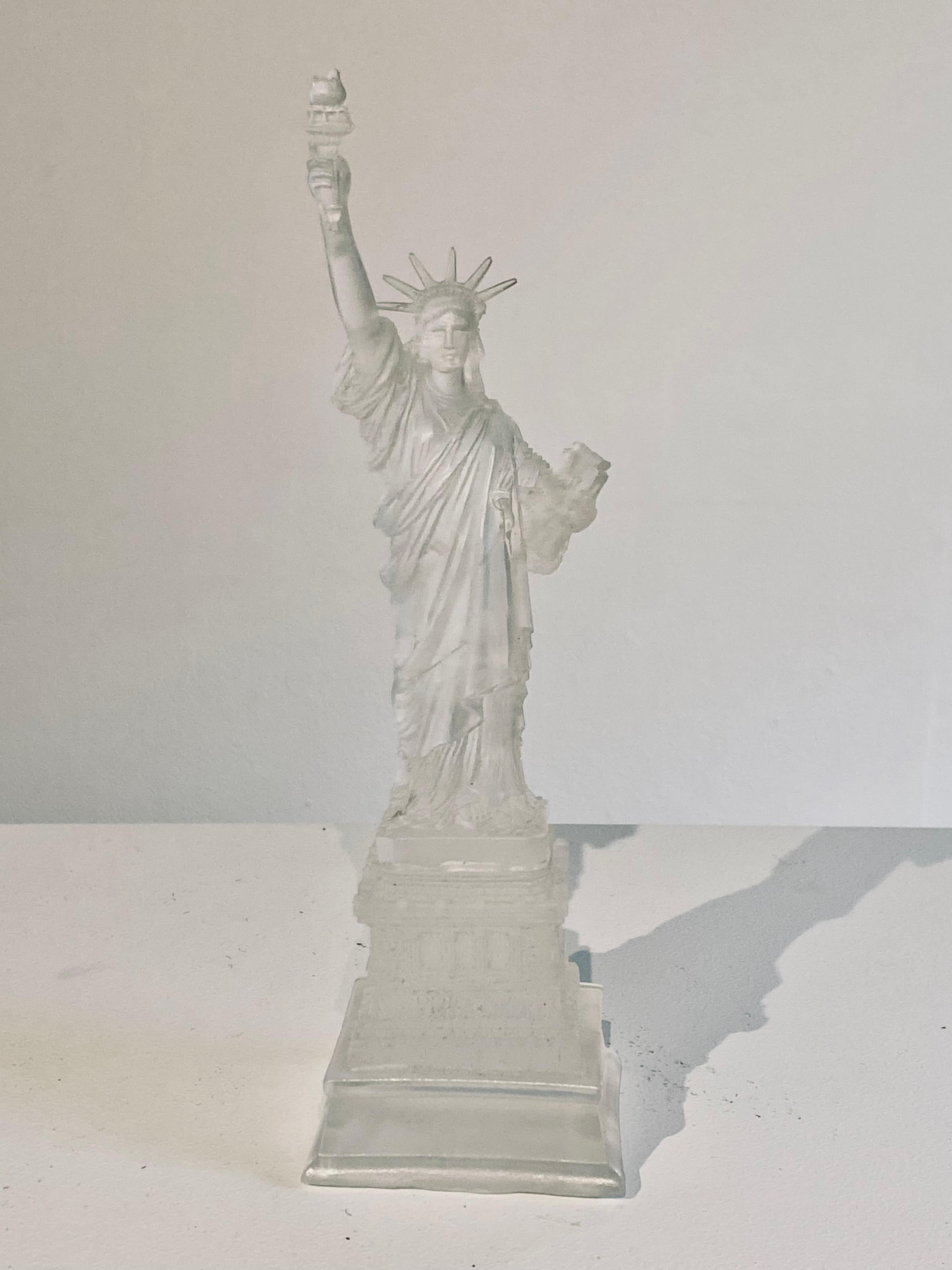 Figurative Sculpture Sam Tufnell - Sculpture en résine de la statue de la Liberté : « Lady Liberty »