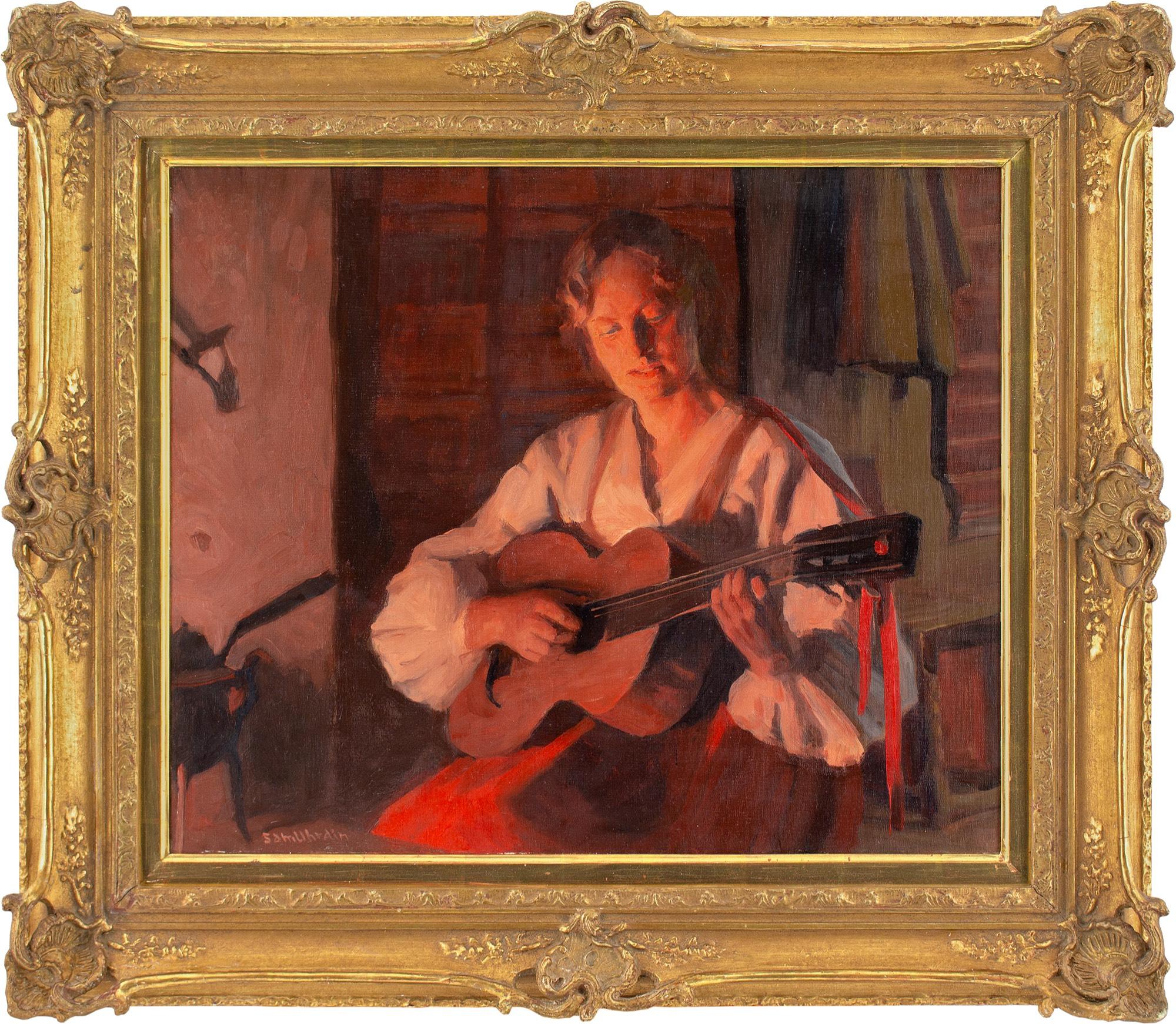 Dieses schöne Ölgemälde des schwedischen Künstlers Sam Uhrdin (1886-1964) aus der Mitte des 20. Jahrhunderts zeigt eine Gitarre spielende Frau in einem sanft beleuchteten Raum in der Dämmerung.

In einem warmen Licht, das von einem Kamin in der