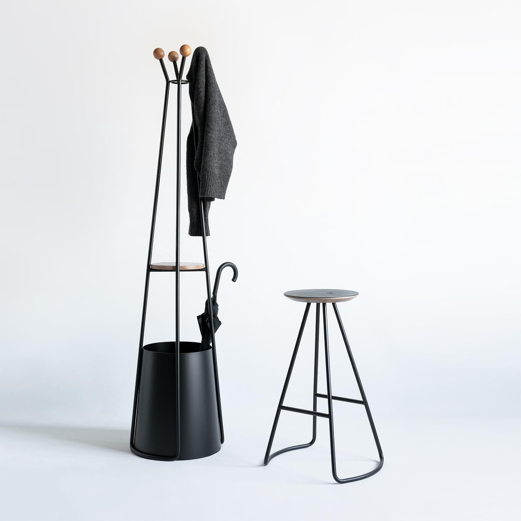 Der Sama-Garderobenständer ist Teil der Sama-Kollektion, die Funktionalität durch einfache, aber markante und skulpturale Formen bietet, die ihrer Umgebung einen einzigartigen und eleganten Touch verleihen.

Inspiriert von der Poesie der