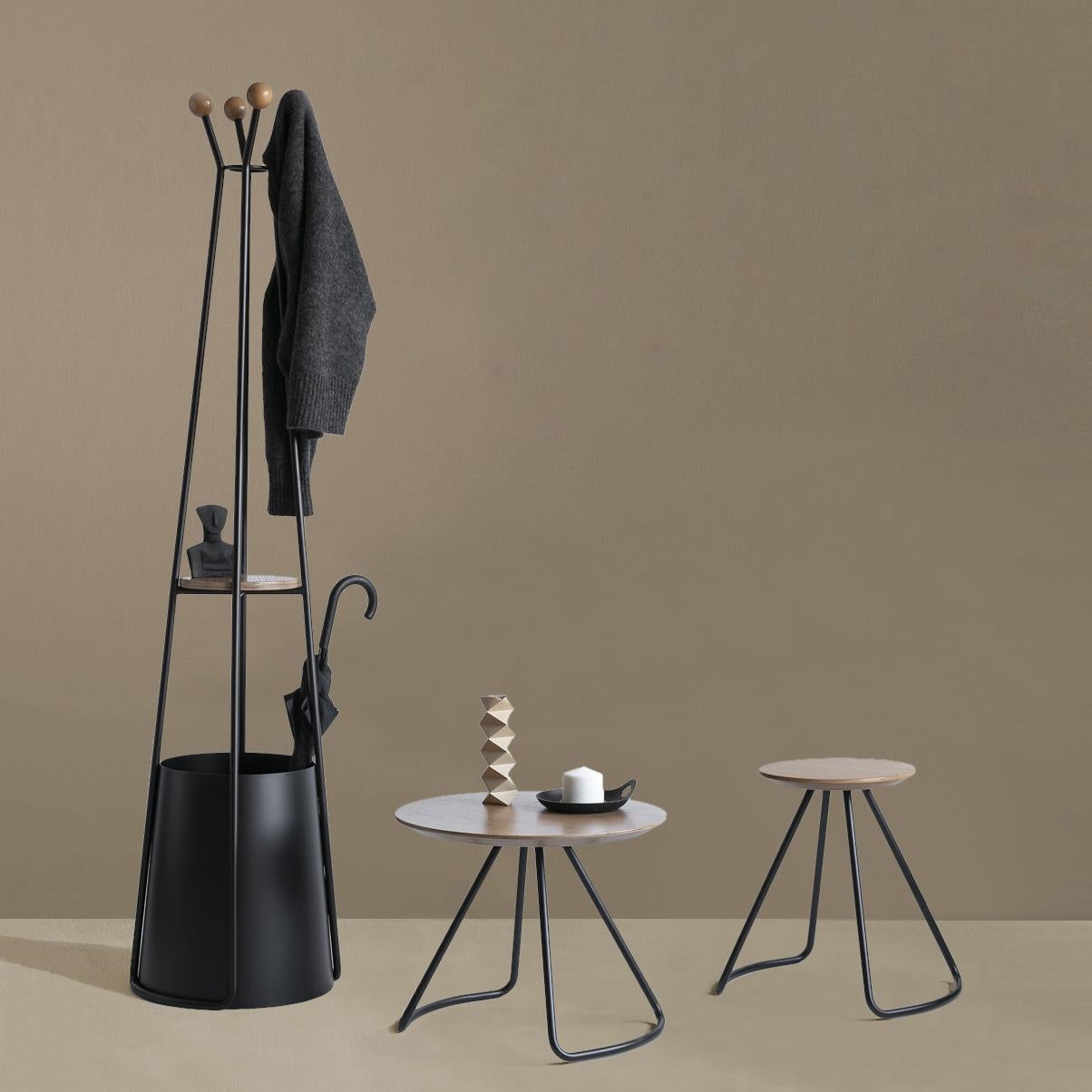 Sama Garderobenständer, zeitgenössische skulpturale minimalistische Kommode aus natürlicher Eiche und schwarzem Metall (Moderne) im Angebot