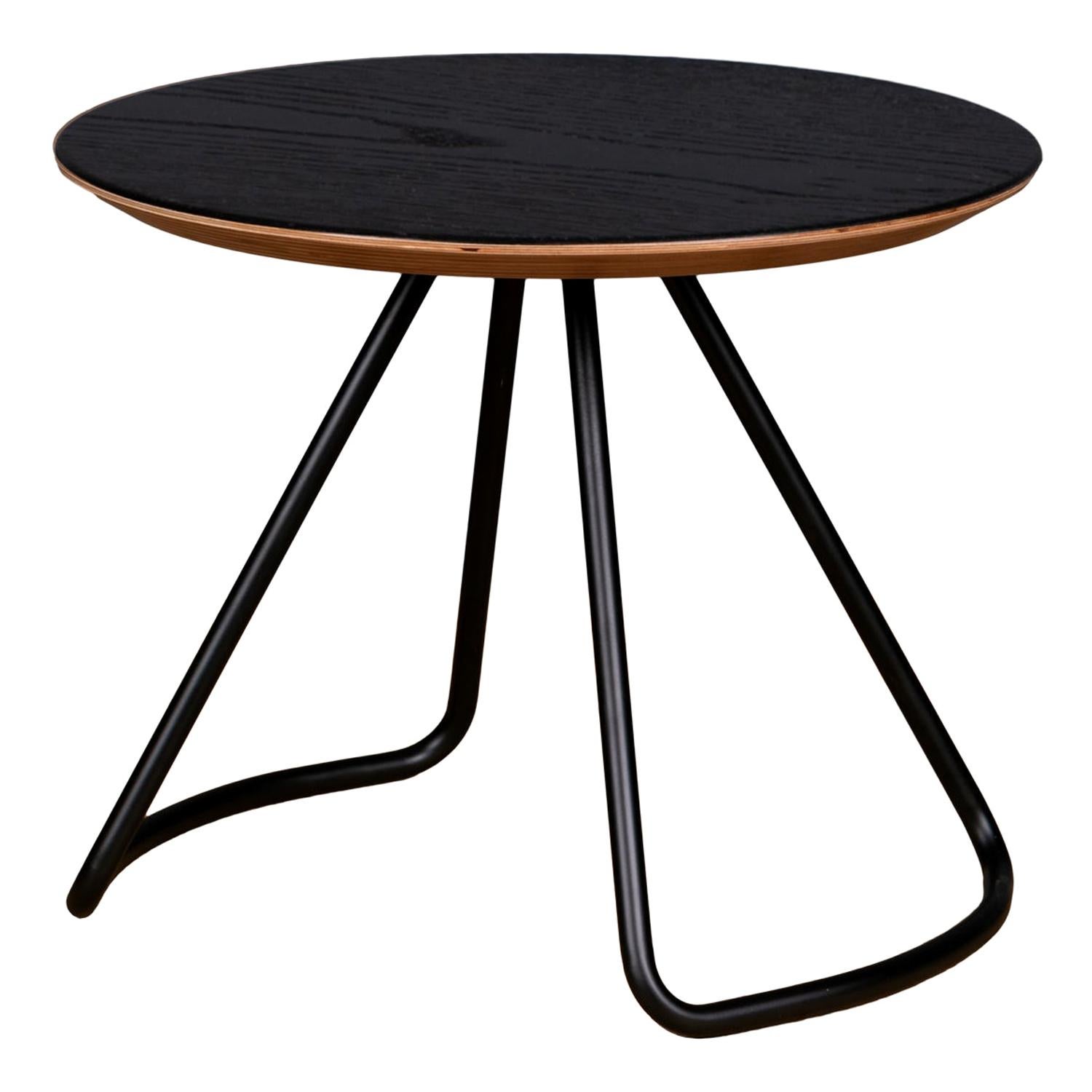 Sama Couchtisch, zeitgenössischer moderner minimalistischer Couchtisch aus schwarzer Eiche und schwarzem Metall