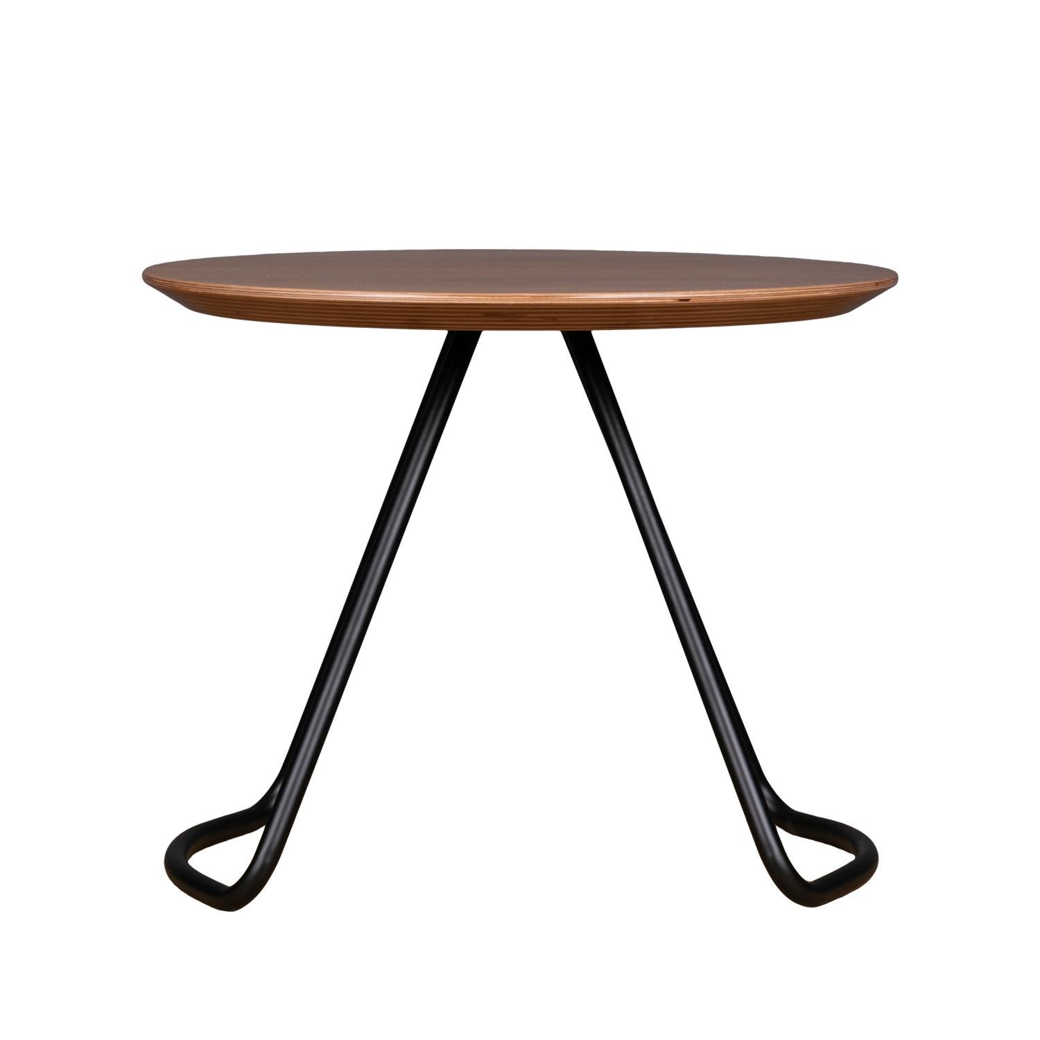 La mesa de centro Sama forma parte de la colección Sama, que proporciona funcionalidad a través de formas sencillas, pero llamativas y escultóricas, que añaden un toque único y elegante a su entorno.

Inspirado en la poesía de los trajes