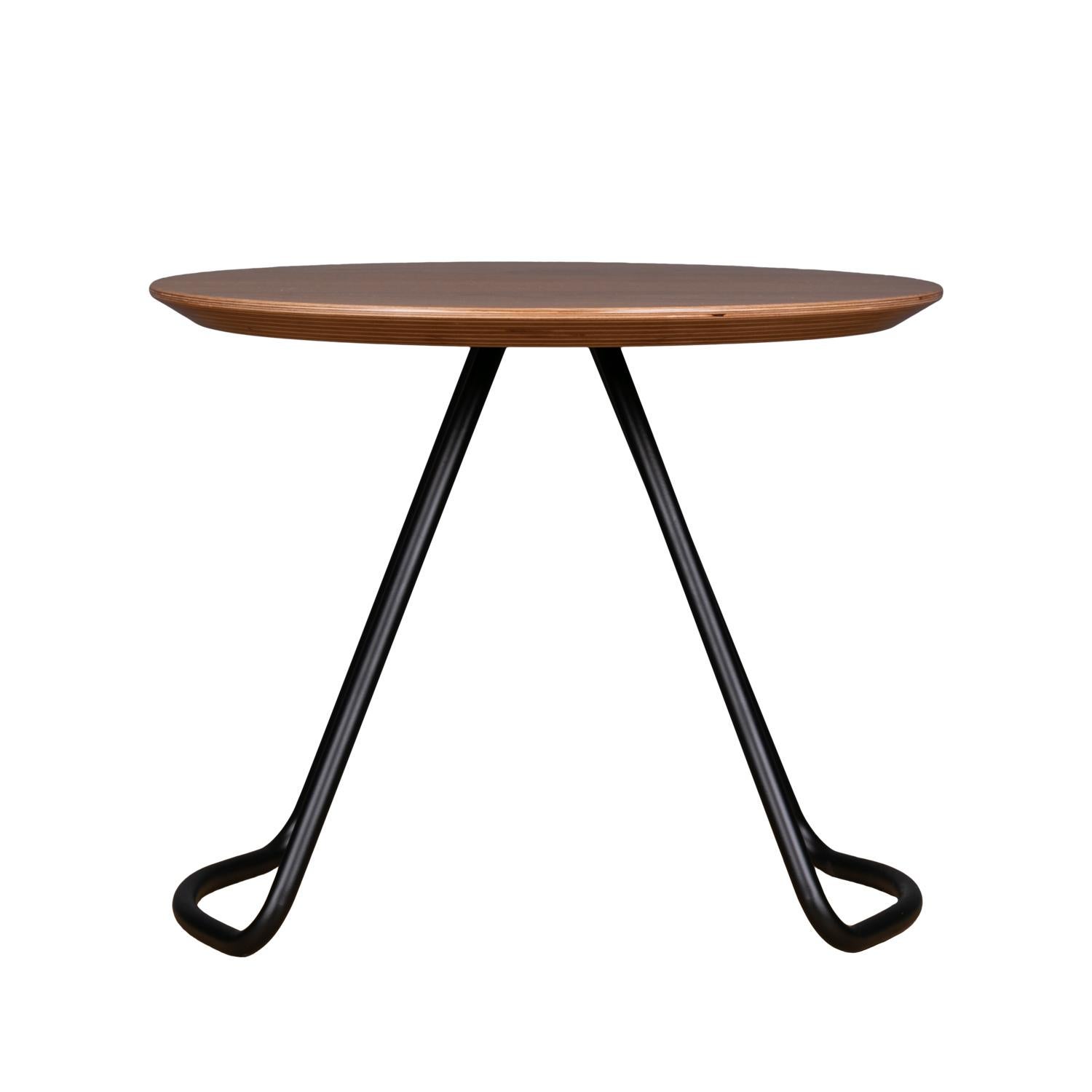 La table basse Sama fait partie de la collection Sama, qui offre une fonctionnalité grâce à des formes simples, mais frappantes et sculpturales qui ajoutent une touche unique et élégante à son environnement.

Inspiré par la poésie des costumes