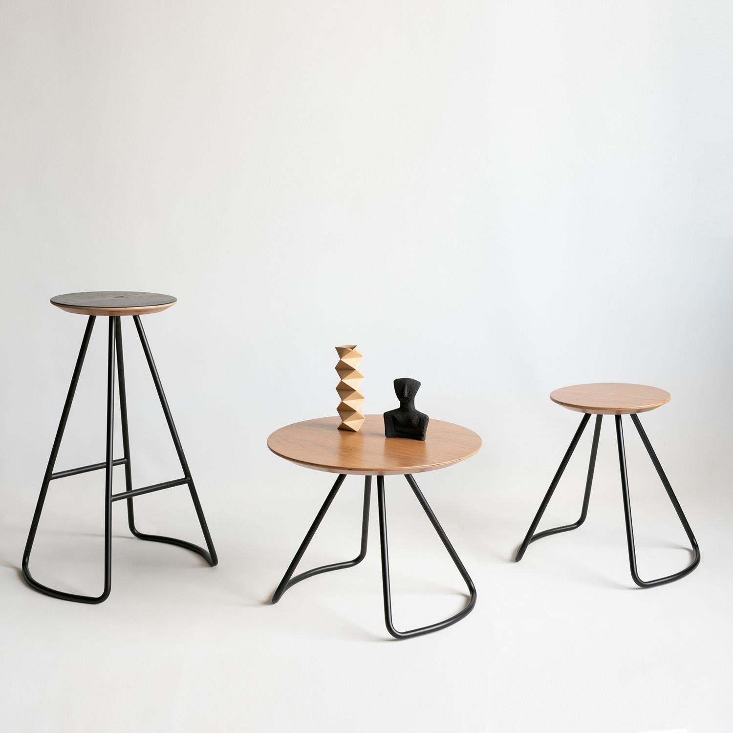 Sama Couchtisch, zeitgenössischer moderner minimalistischer Couchtisch aus Eiche Natur und schwarzem Metall (Moderne) im Angebot
