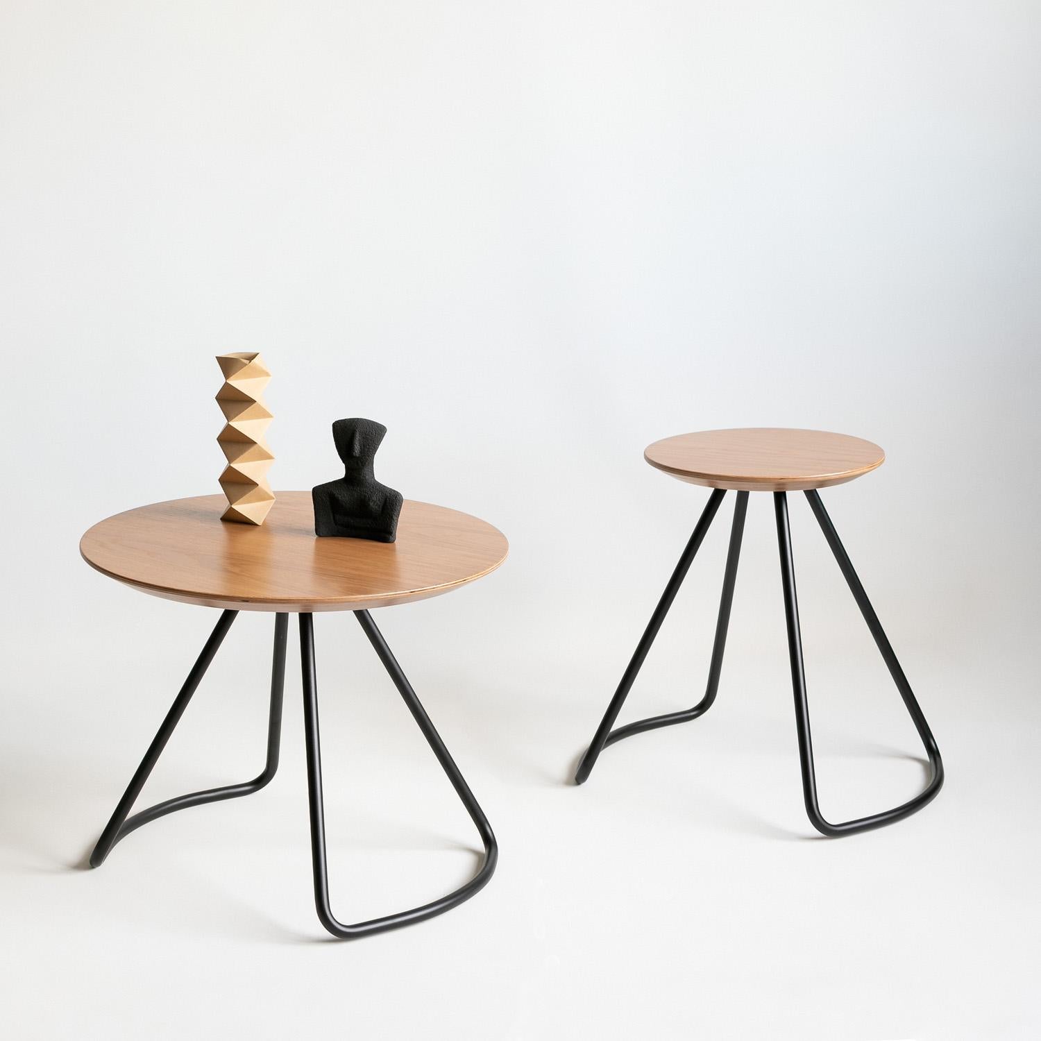 Mesa Baja Sama, Moderna Contemporánea Minimalista Roble Natural y Metal Negro Moderno en venta