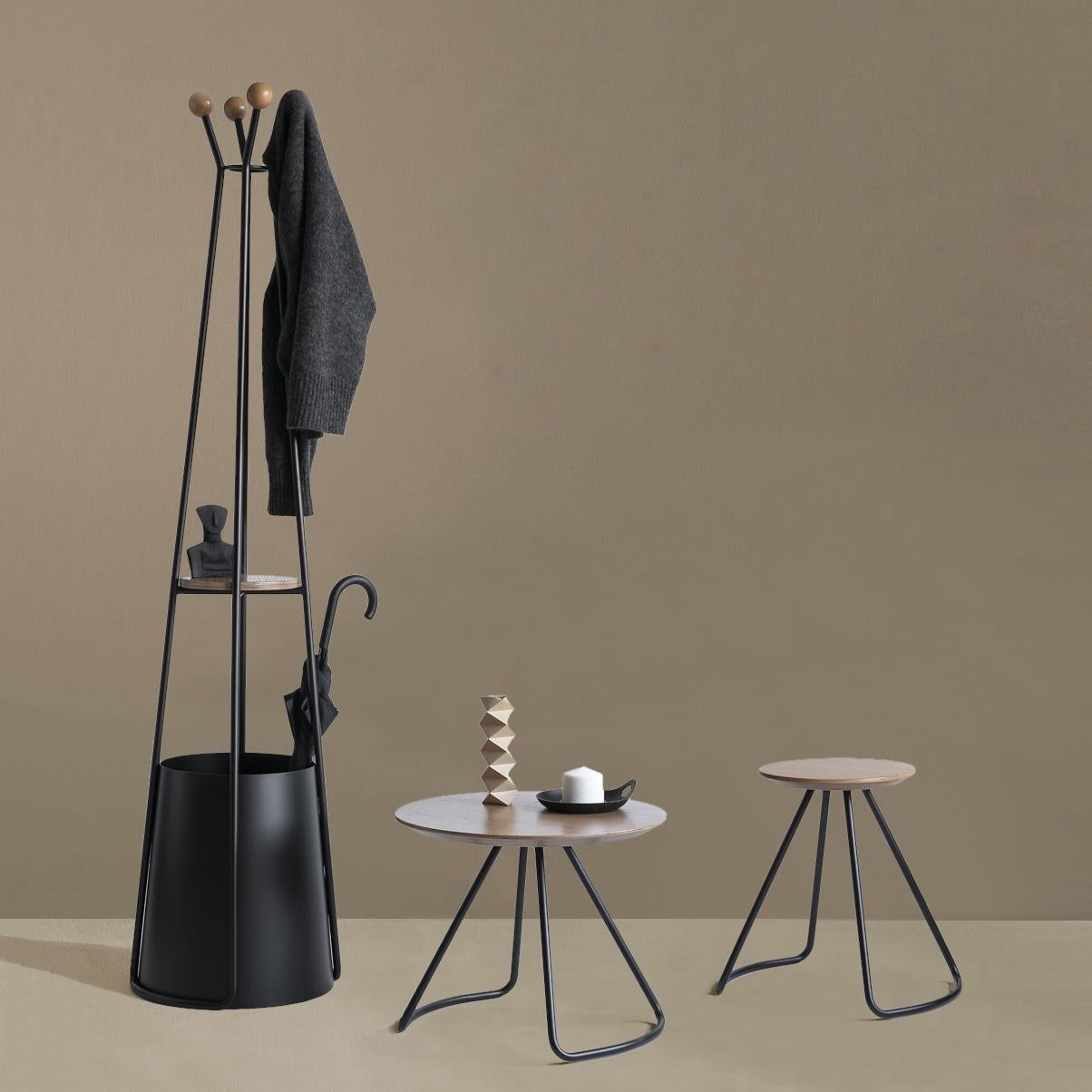 Mesa Baja Sama, Moderna Contemporánea Minimalista Roble Natural y Metal Negro en Nuevo estado para la venta en Istanbul, TR