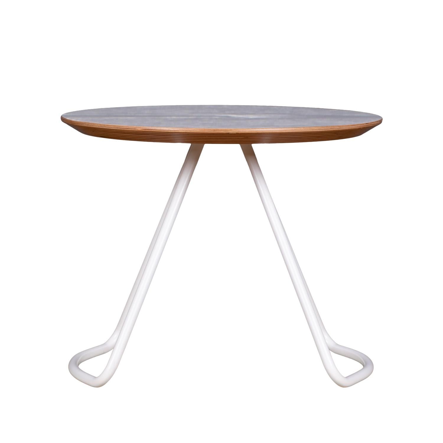 La table basse Sama fait partie de la collection Sama, qui offre une fonctionnalité grâce à des formes simples, mais frappantes et sculpturales qui ajoutent une touche unique et élégante à son environnement.

Inspiré par la poésie des costumes