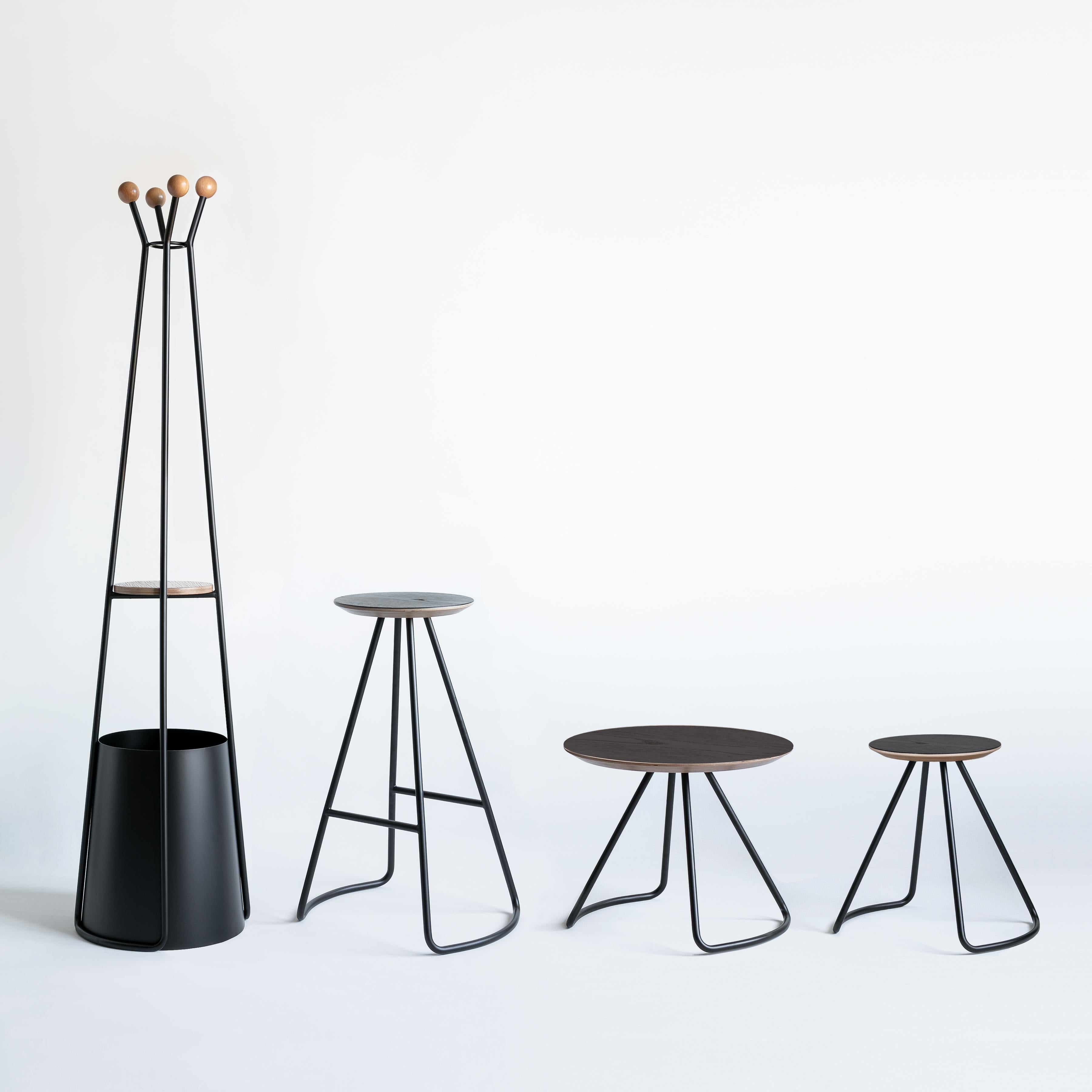 Moderne Tabouret haut Sama, chêne noir et métal noir minimaliste contemporain et moderne en vente