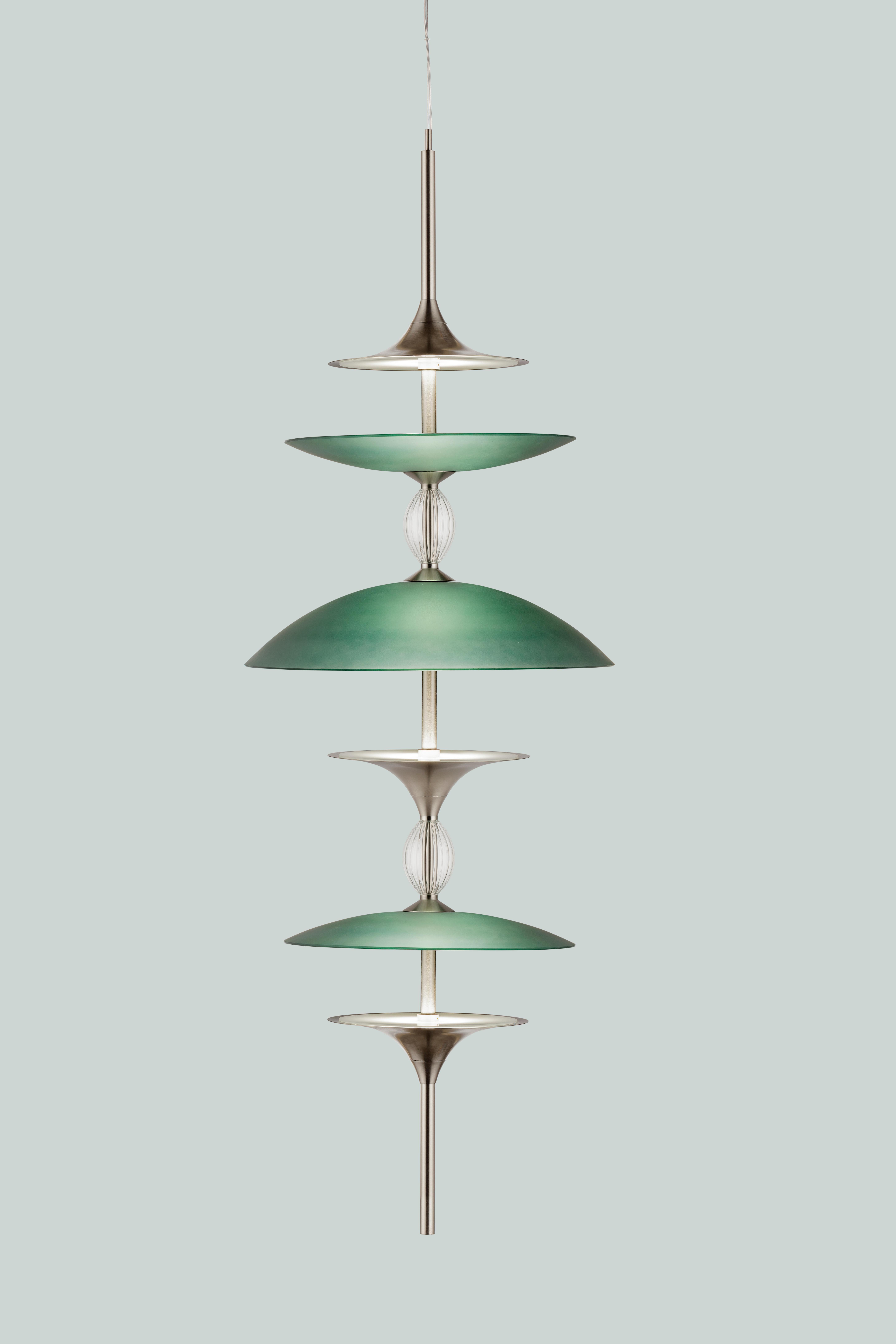 Lampada a sospensione Sama Large di Euroluce Lampadari
Dimensioni: Ø 50 x H. 140 cm.
Materiali: Metallo, vetro e plexiglass.

Disponibile in diversi colori e tre misure. I prezzi possono variare. Tutte le nostre lampade possono essere cablate a