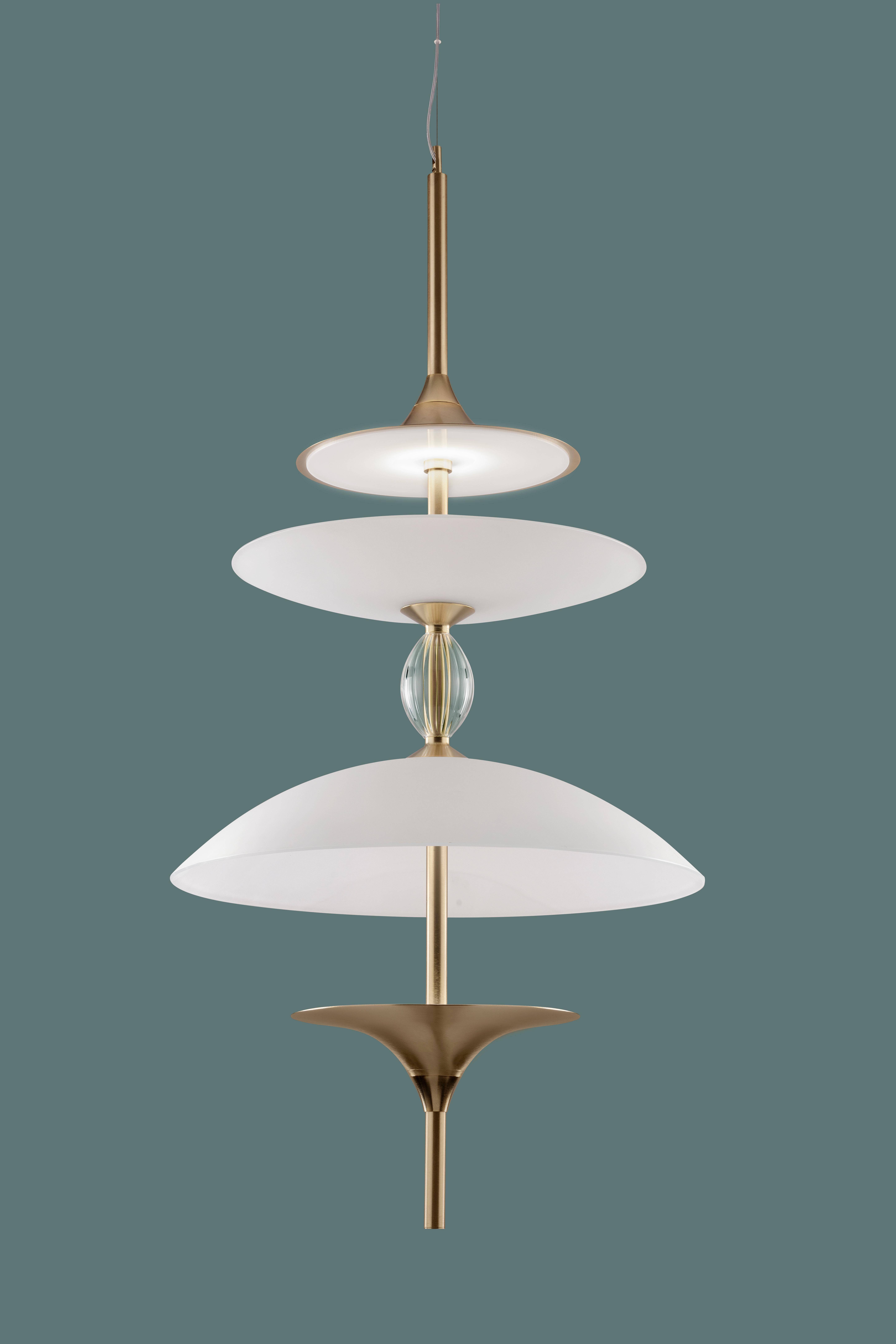 Lampada a sospensione media Sama di Euroluce Lampadari
Dimensioni: Ø 50 x H. 100 cm.
Materiali: Metallo, vetro e plexiglass.

Disponibile in diversi colori e tre misure. I prezzi possono variare. Tutte le nostre lampade possono essere cablate a