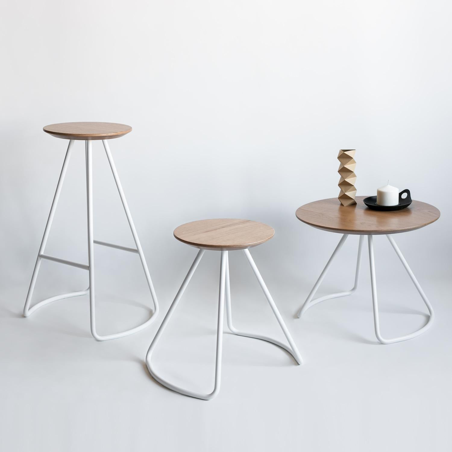 Sama Hocker/Table, zeitgenössischer moderner minimalistischer Hocker aus Eiche Natur und weißem Metall (Türkisch) im Angebot
