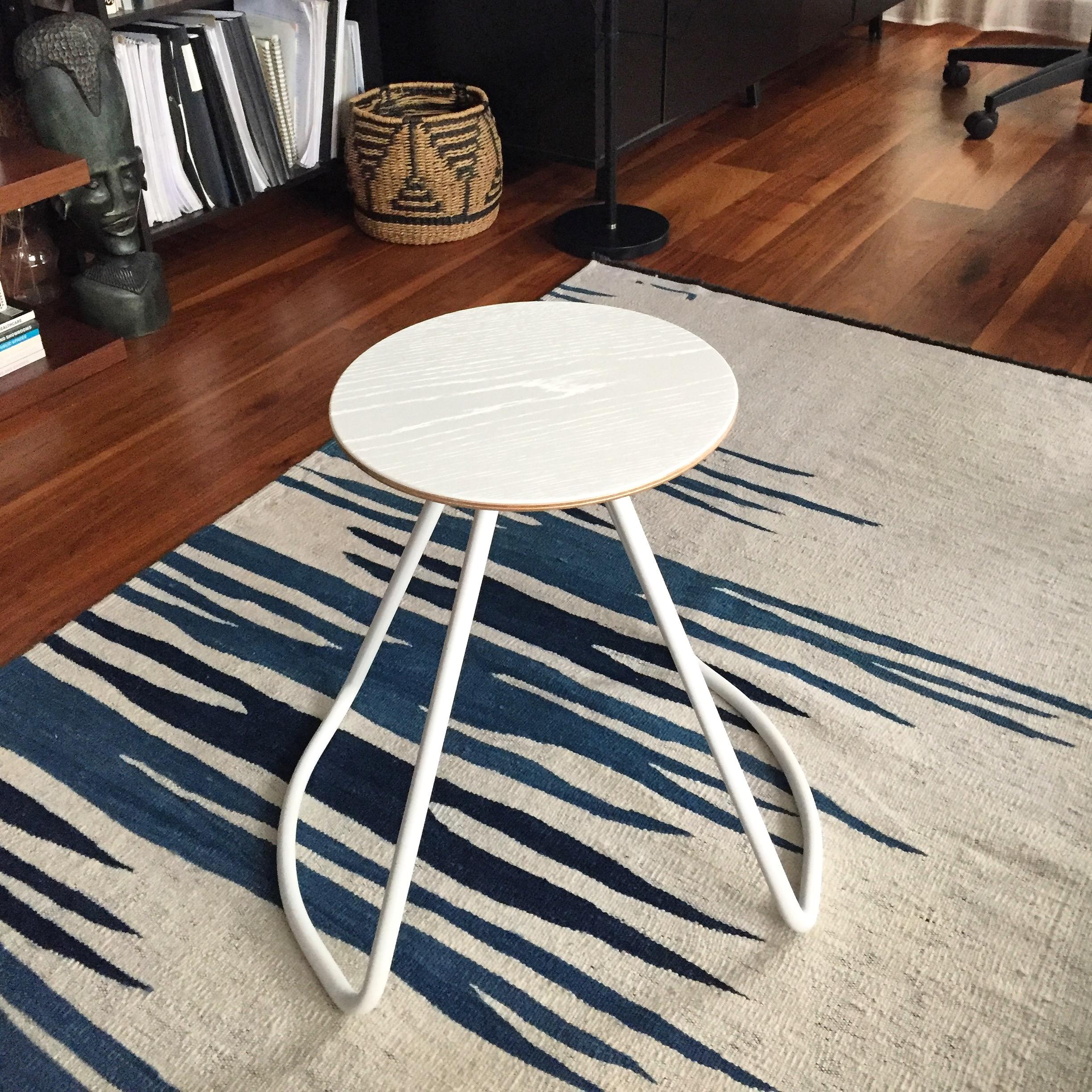 Moderne Tabouret/table Sama en chêne blanc et métal blanc, moderne contemporain et minimaliste en vente