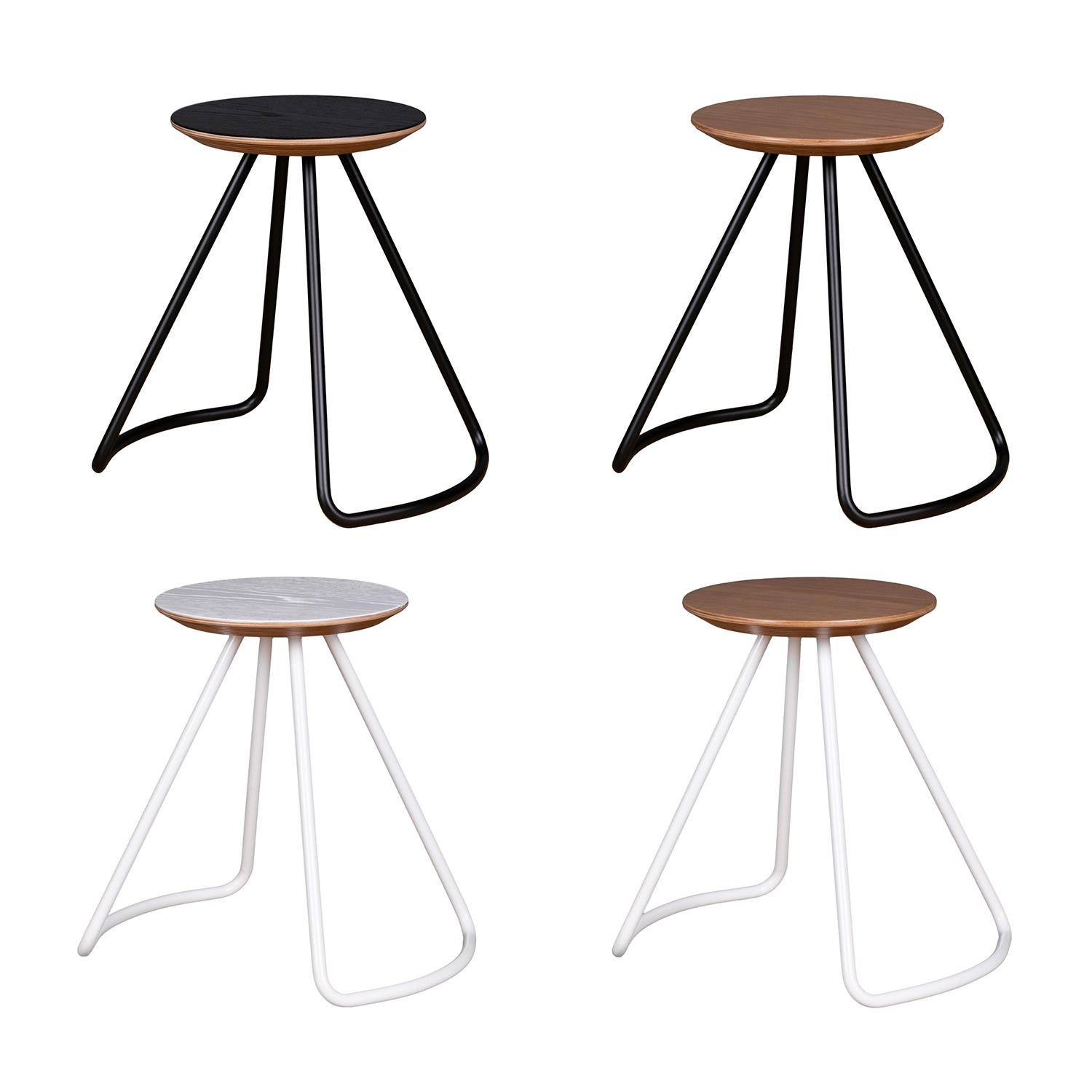 Sama Hocker/Table, zeitgenössischer moderner minimalistischer Hocker aus weißer Eiche und weißem Metall (Türkisch) im Angebot