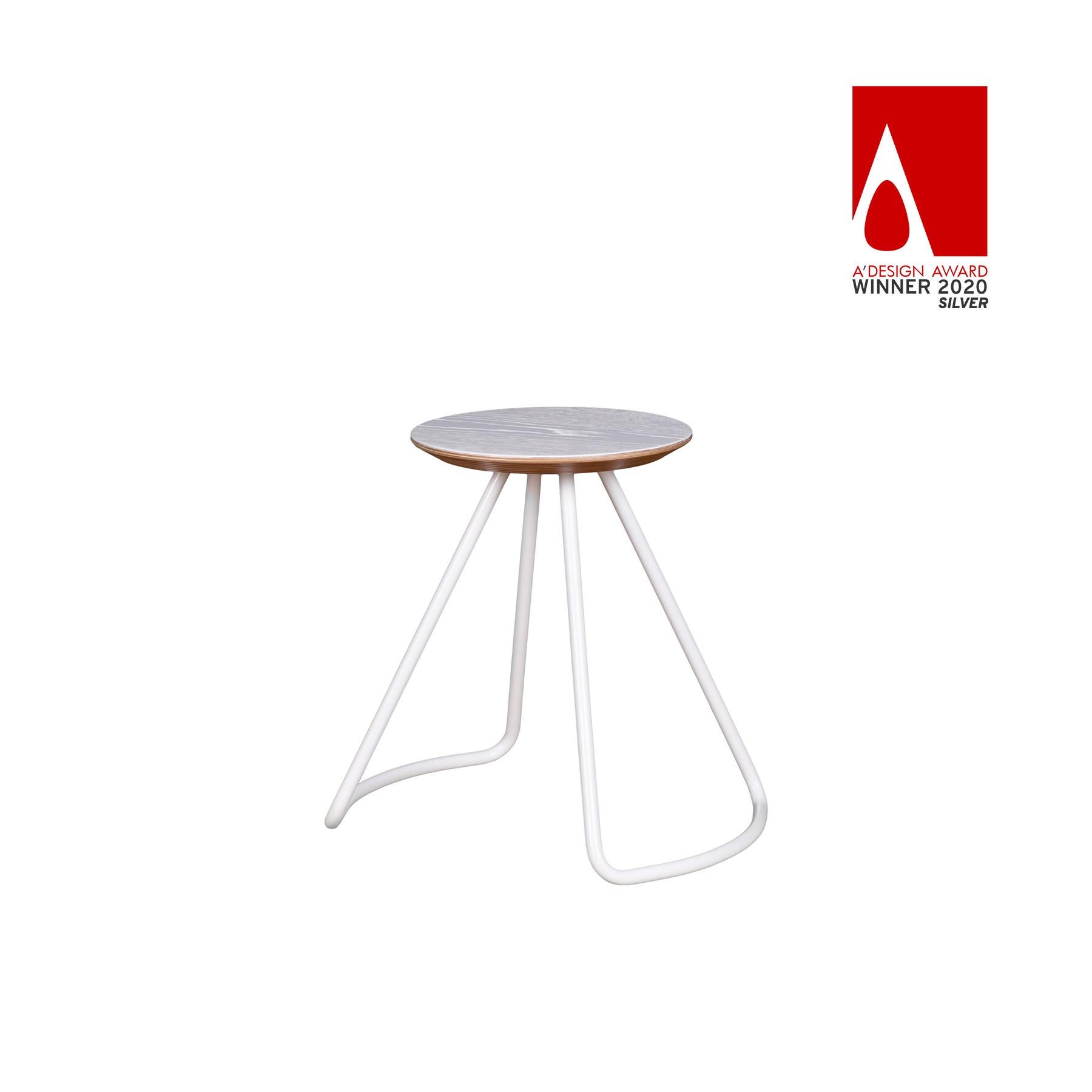 Sama Hocker/Table, zeitgenössischer moderner minimalistischer Hocker aus weißer Eiche und weißem Metall (Gemalt) im Angebot
