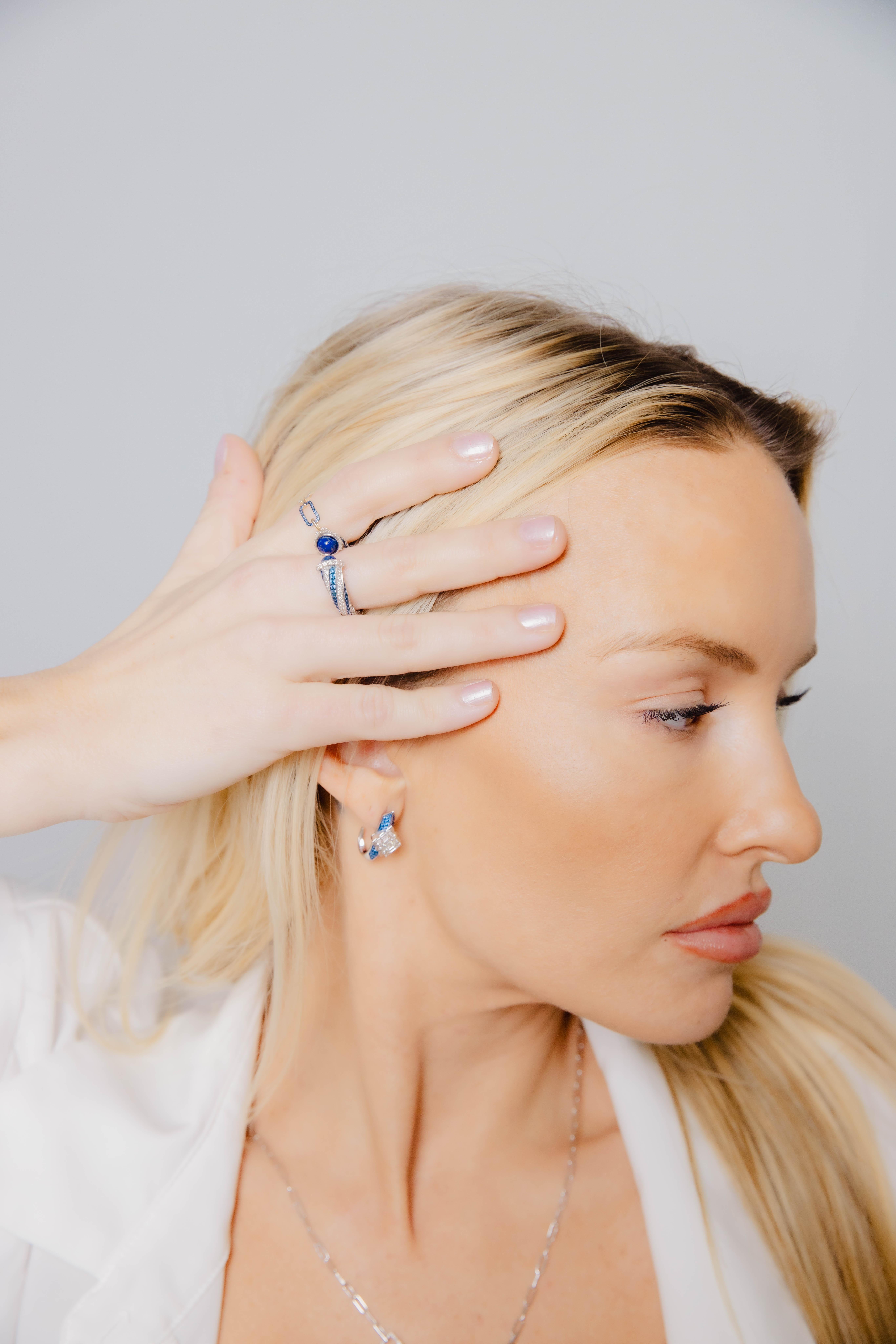 Informazioni sull'anello Brillo Bleu:
L'anello Brillo Bleu emana un'accattivante miscela di serene tonalità di blu. Ispirato ai toni profondi e ricchi degli zaffiri blu e al fascino sorprendente dei lapislazzuli, questo pezzo è completato dalla