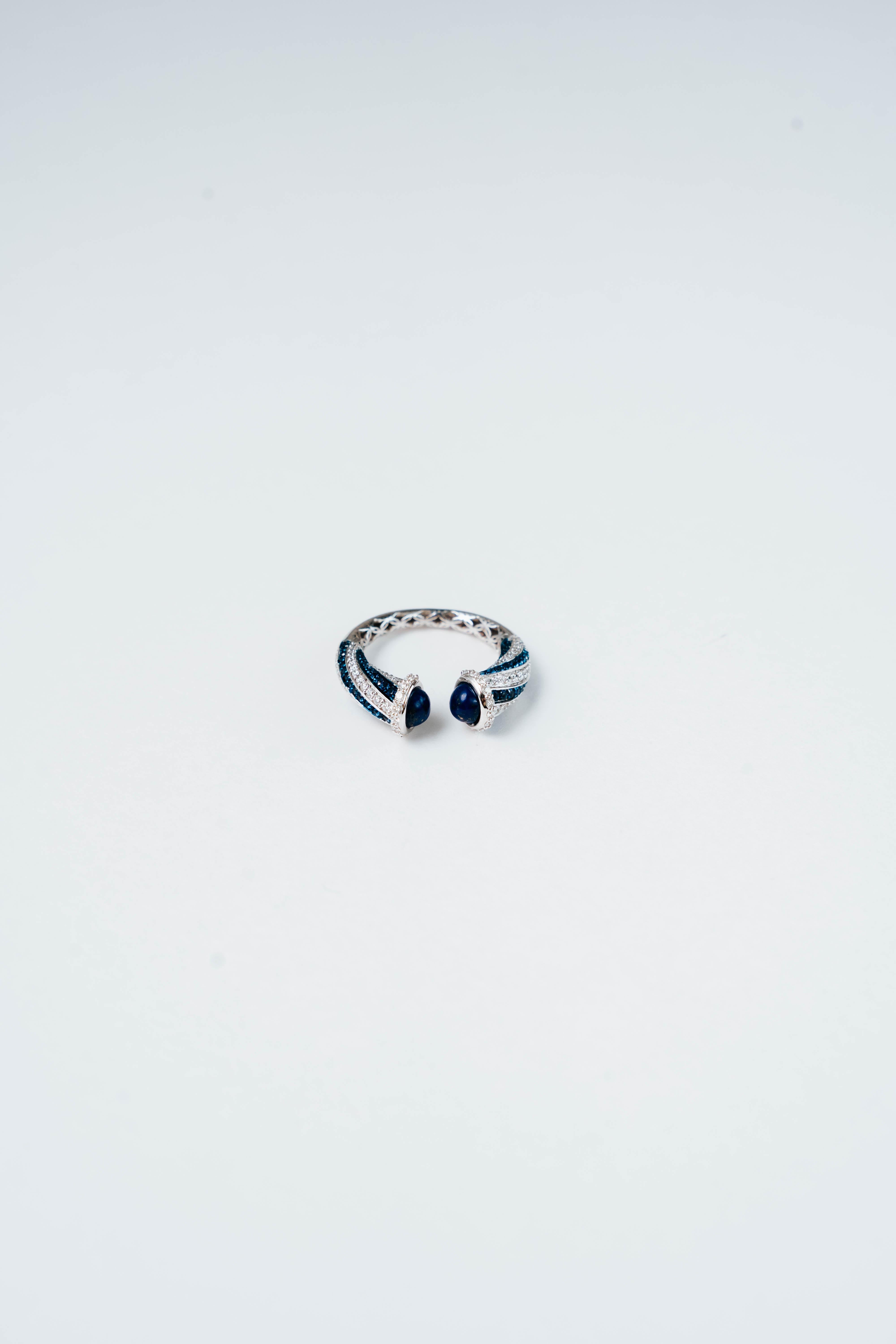 Art Nouveau SAMAA Diamonds - Anello Brillo Bleu - Anello di moda con diamanti e zaffiri in vendita