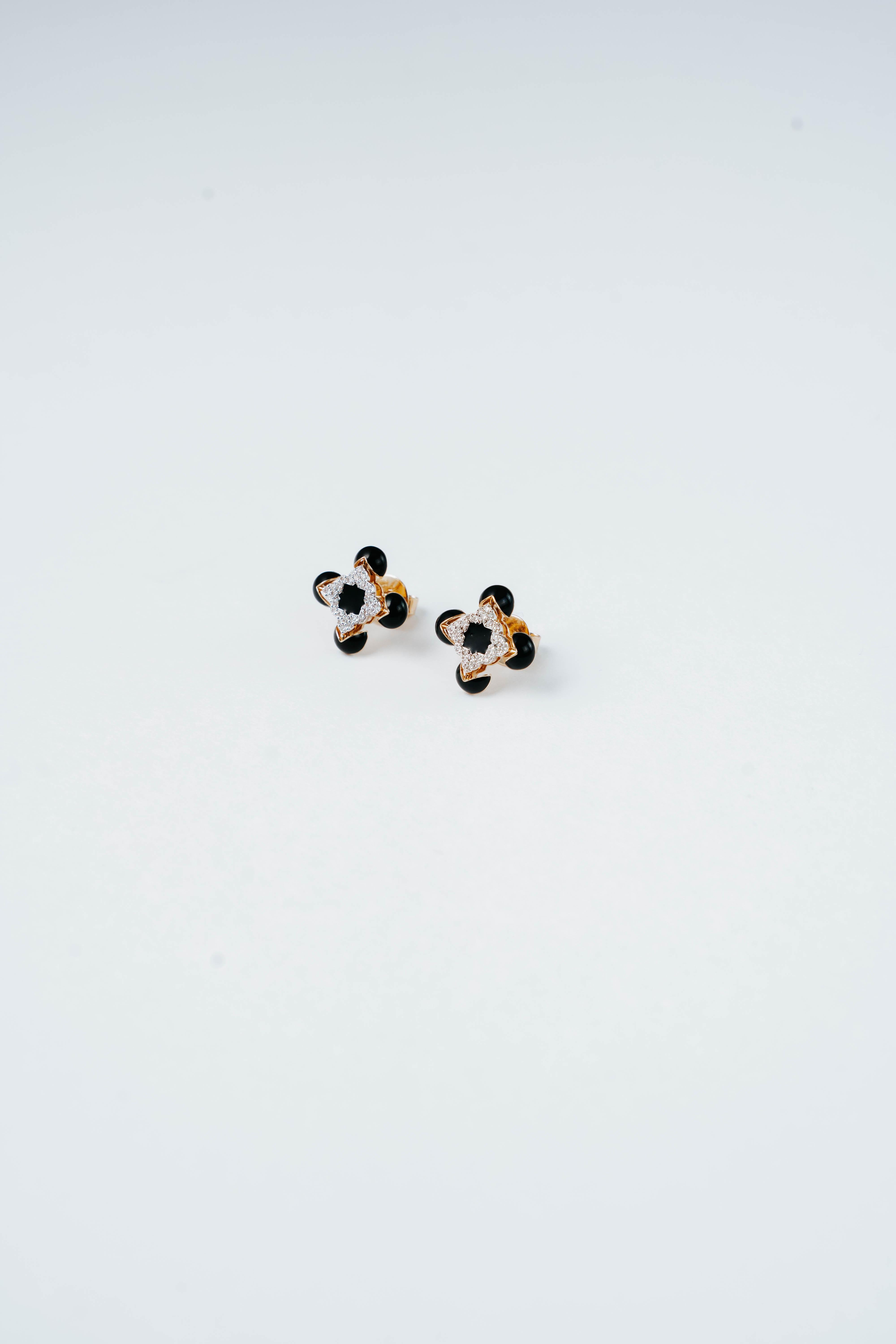Taille ronde SĀMAÁ Diamonds - Echo Noir Boucles d'oreilles quotidiennes - Boucles d'oreilles en émail noir et diamants en vente