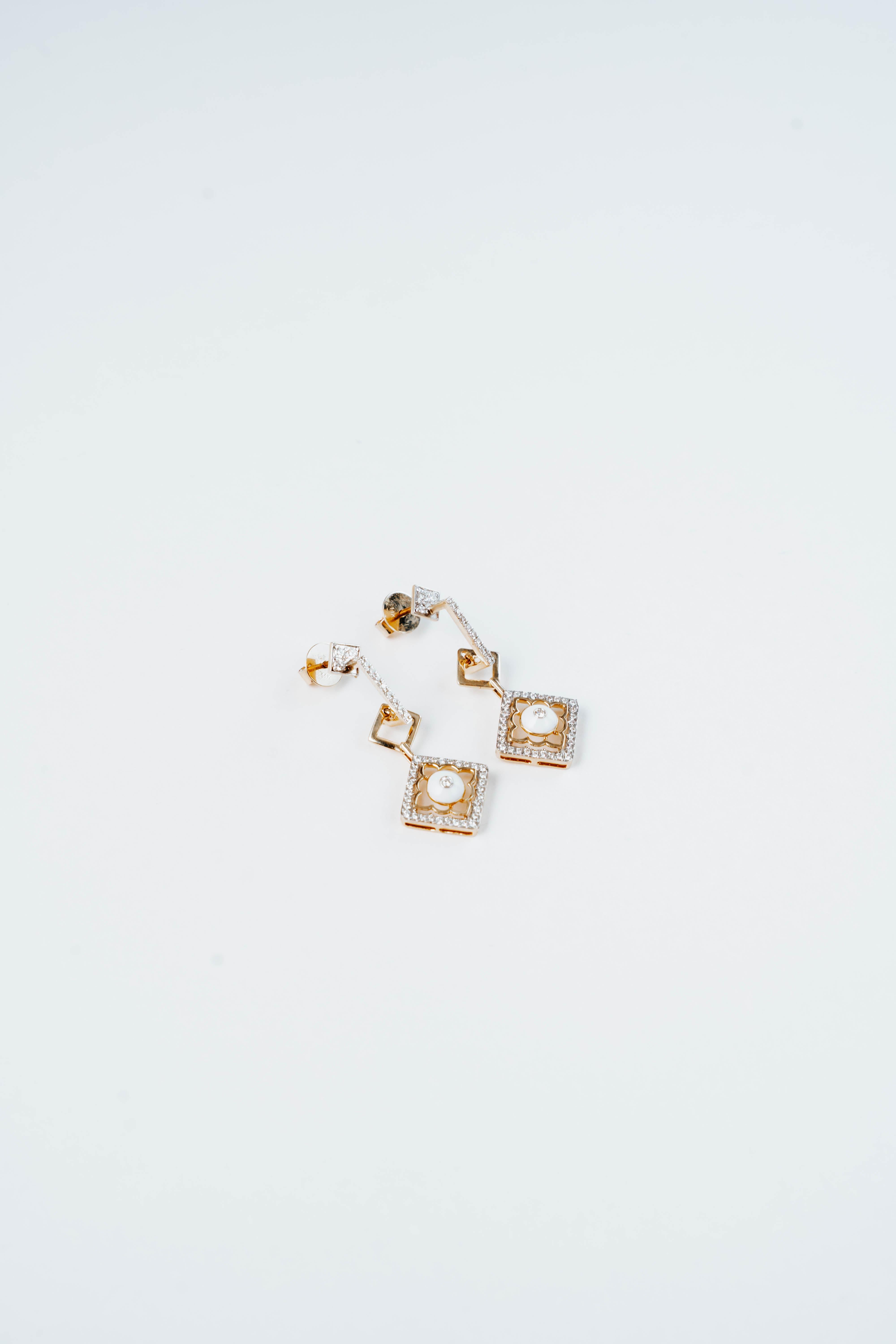 Informazioni sugli orecchini Fleur Blanc: 
Gli orecchini Fleur Blanc sono una celebrazione della purezza e dell'eleganza, con il loro delicato design floreale in smalto bianco realizzato in radioso oro giallo. I petali morbidi e croccanti sono