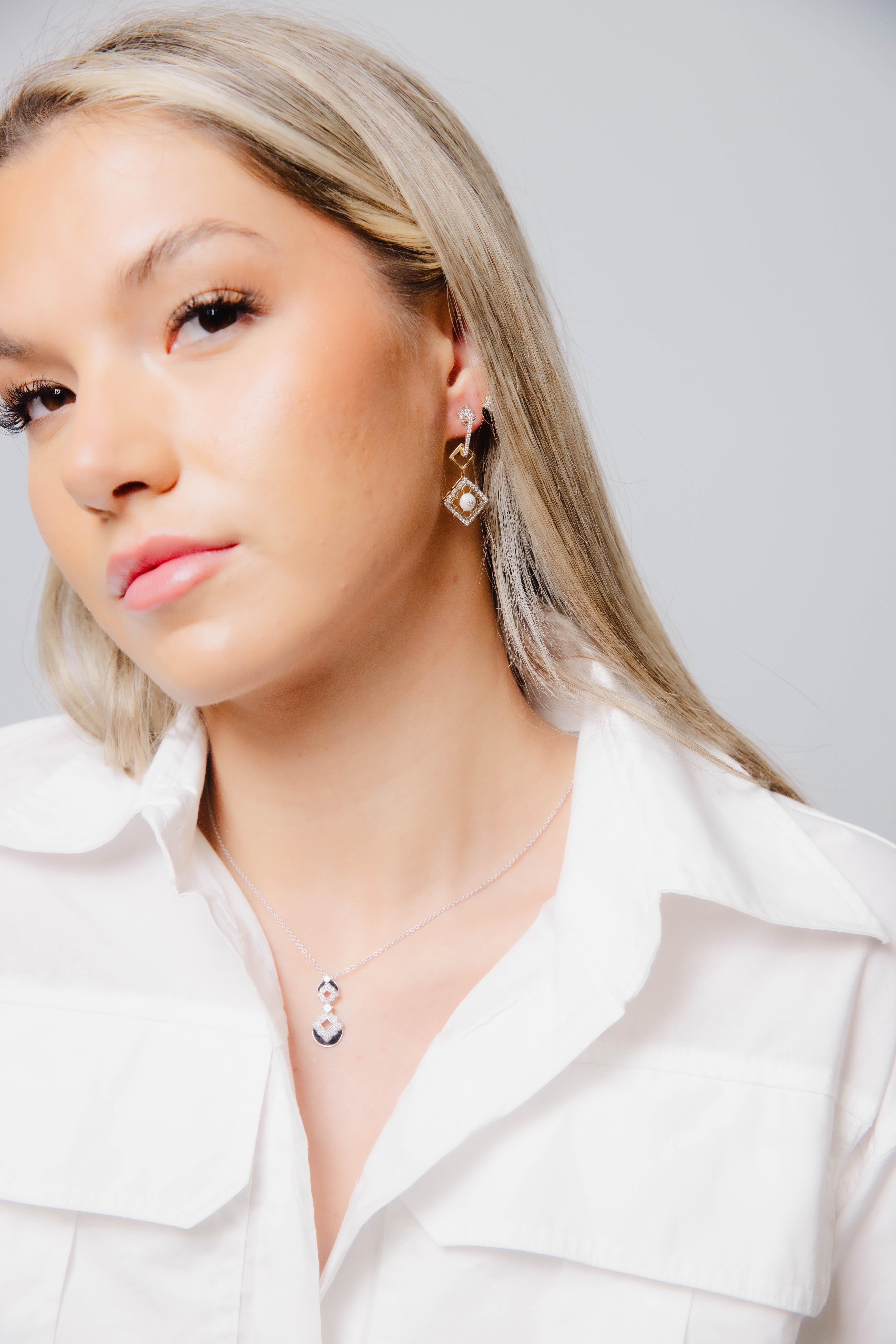 Art Déco SĀMAÁ Diamonds - Orecchini Fleur Blanc - Orecchini con smalto bianco e diamanti in vendita