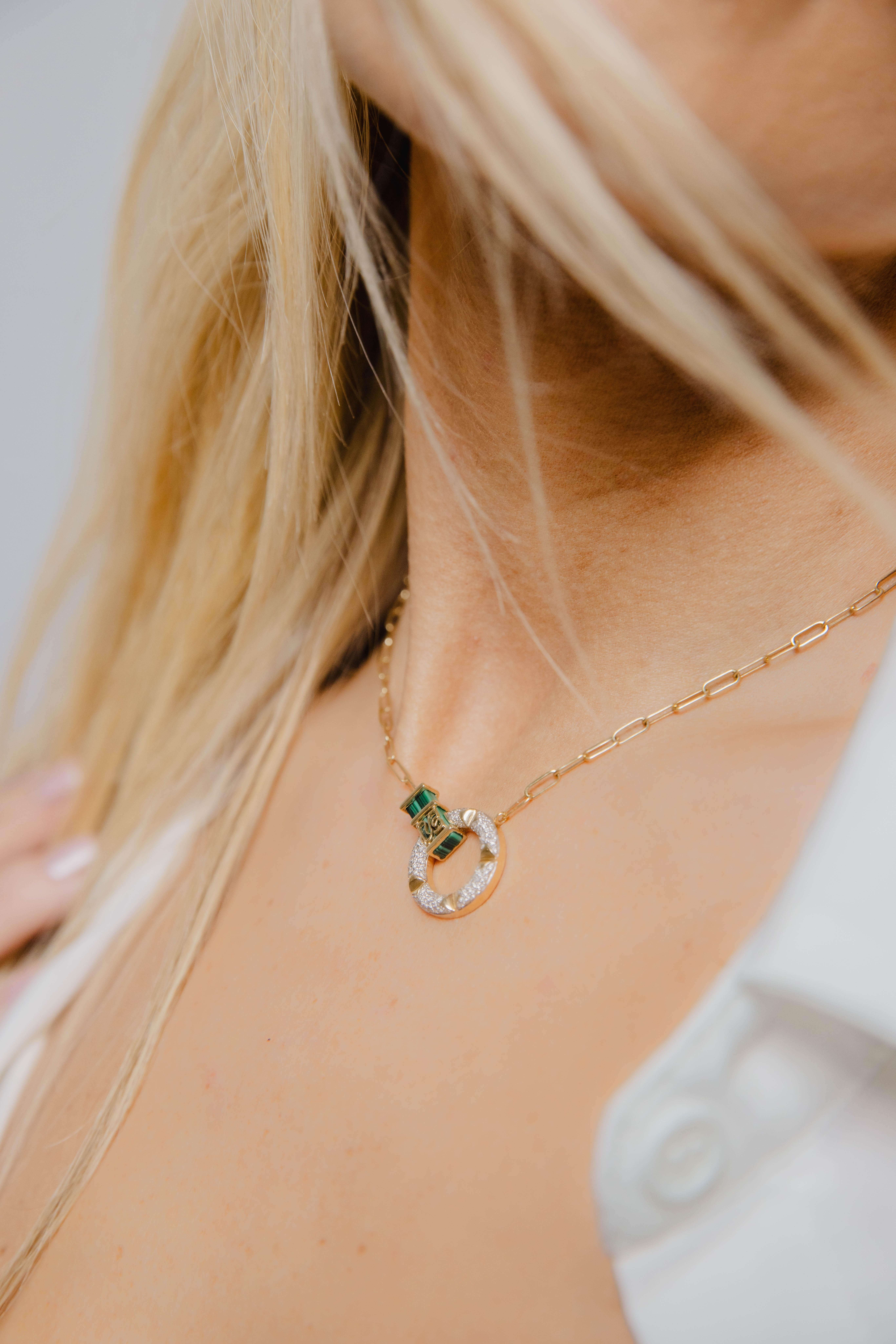 SĀMAÁ Diamonds - Collier Halo Menthe - Collier pendentif en malachite et diamant en vente 1