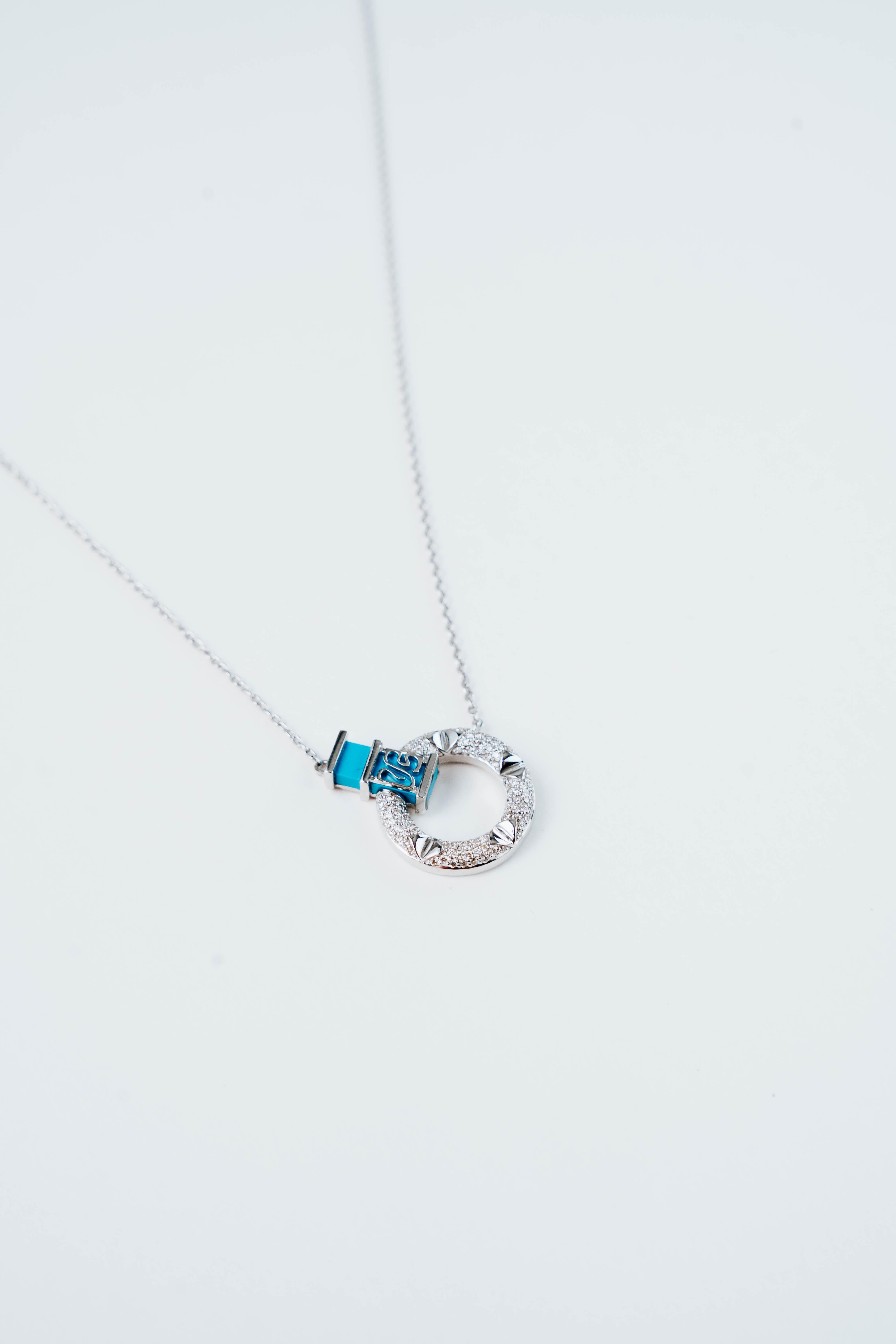 Taglio rotondo SĀMAÁ Diamonds - Collana Halo in turchese - Collana in turchese e diamanti in vendita