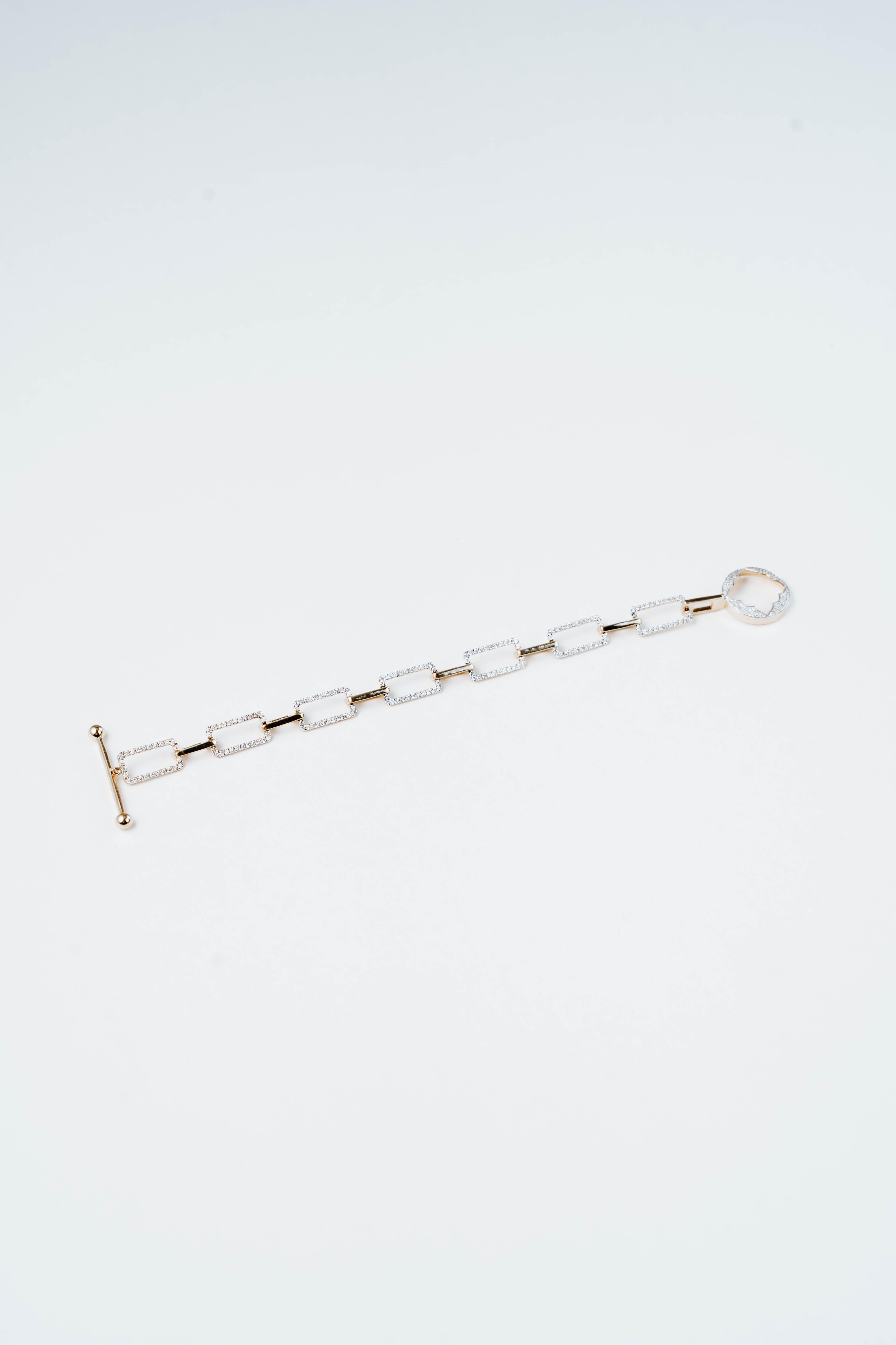 About the Nino Oro Bracelet:
The Nino Oro bracelet is the epitome of trend-forward sophistication, crafted to complement every style effortlessly. Made with linking of radiant yellow gold, it exudes an undeniable charm with its sleek, modern design