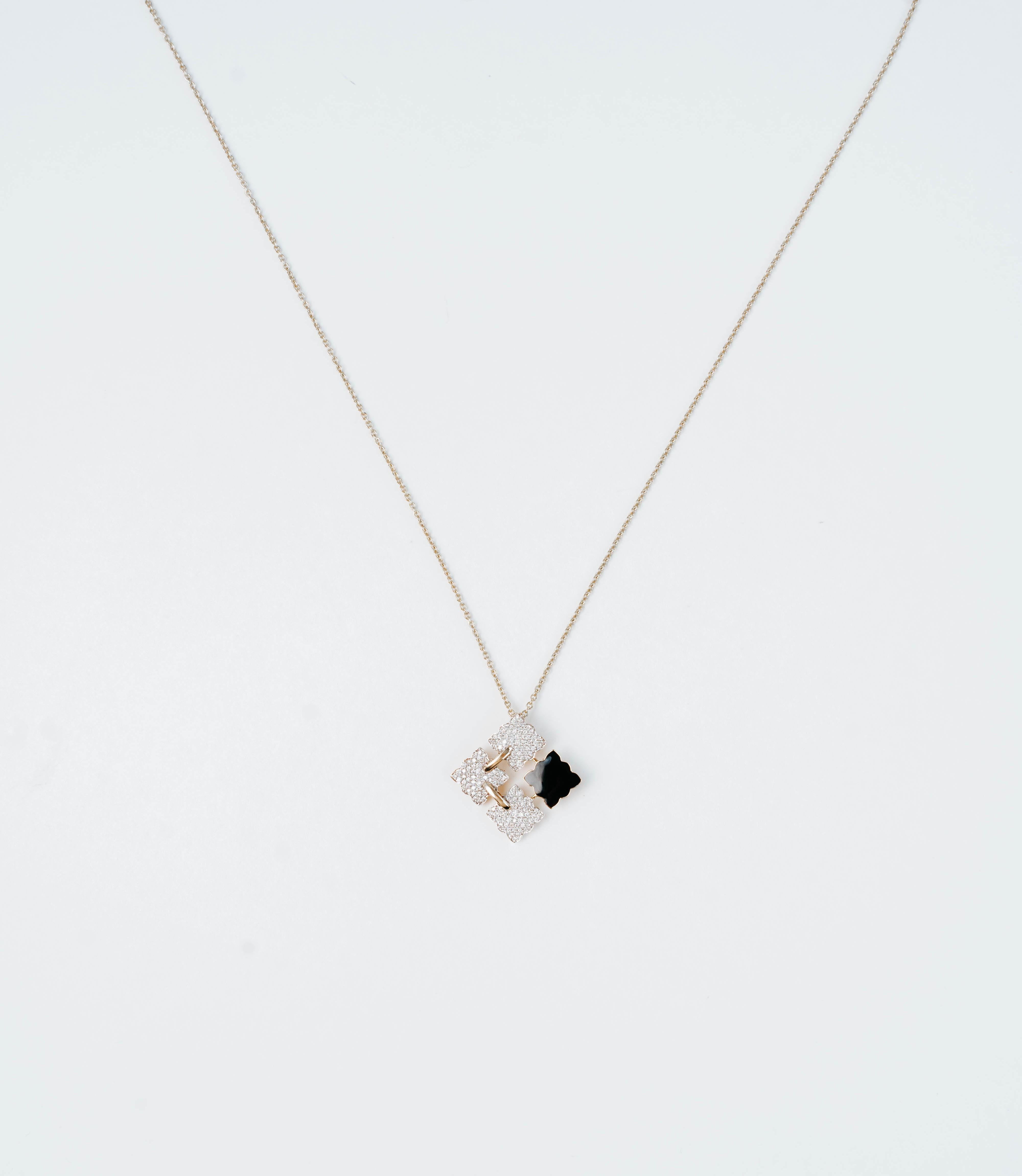 A propos du pendentif Orion Noir :
C'est un chef-d'œuvre, mêlant sophistication audacieuse et élégance intemporelle. Réalisé en or avec un émail noir saisissant, son motif crée une déclaration de puissance et de grâce. Conçu pour être porté de jour