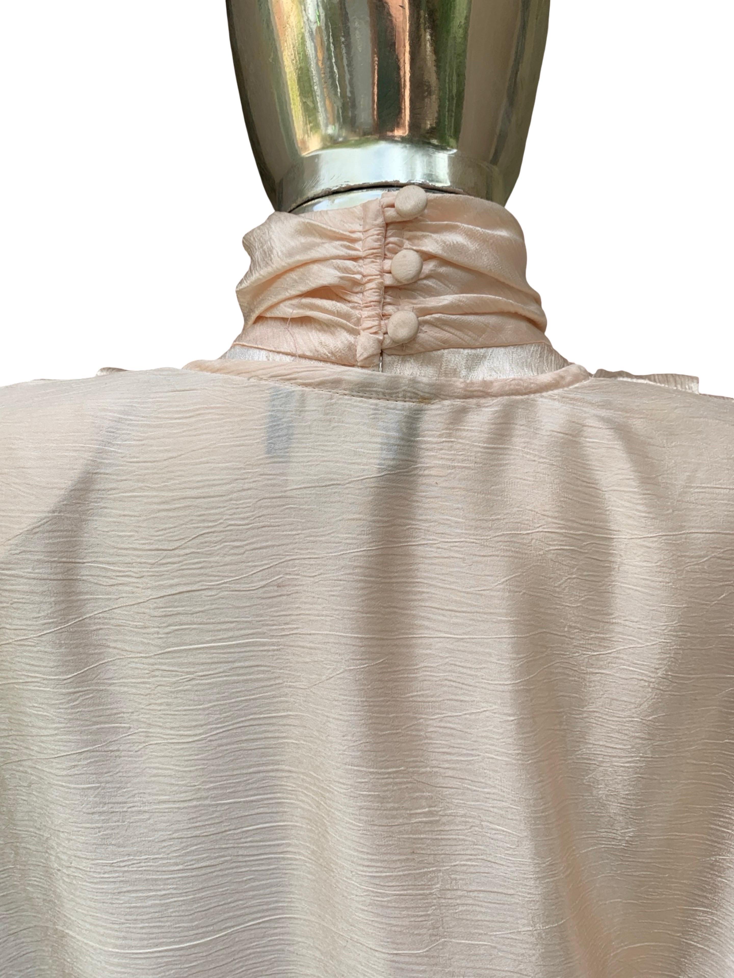 Wir waren so glücklich, etwas Einzigartiges und Andersartiges im Kleiderschrank einer unserer Fashionista-Kundinnen zu finden. Dieses zweiteilige Set im Vintage-Stil ist im hinteren Teil des Hauses versteckt. Die Designerin ist uns nicht bekannt,