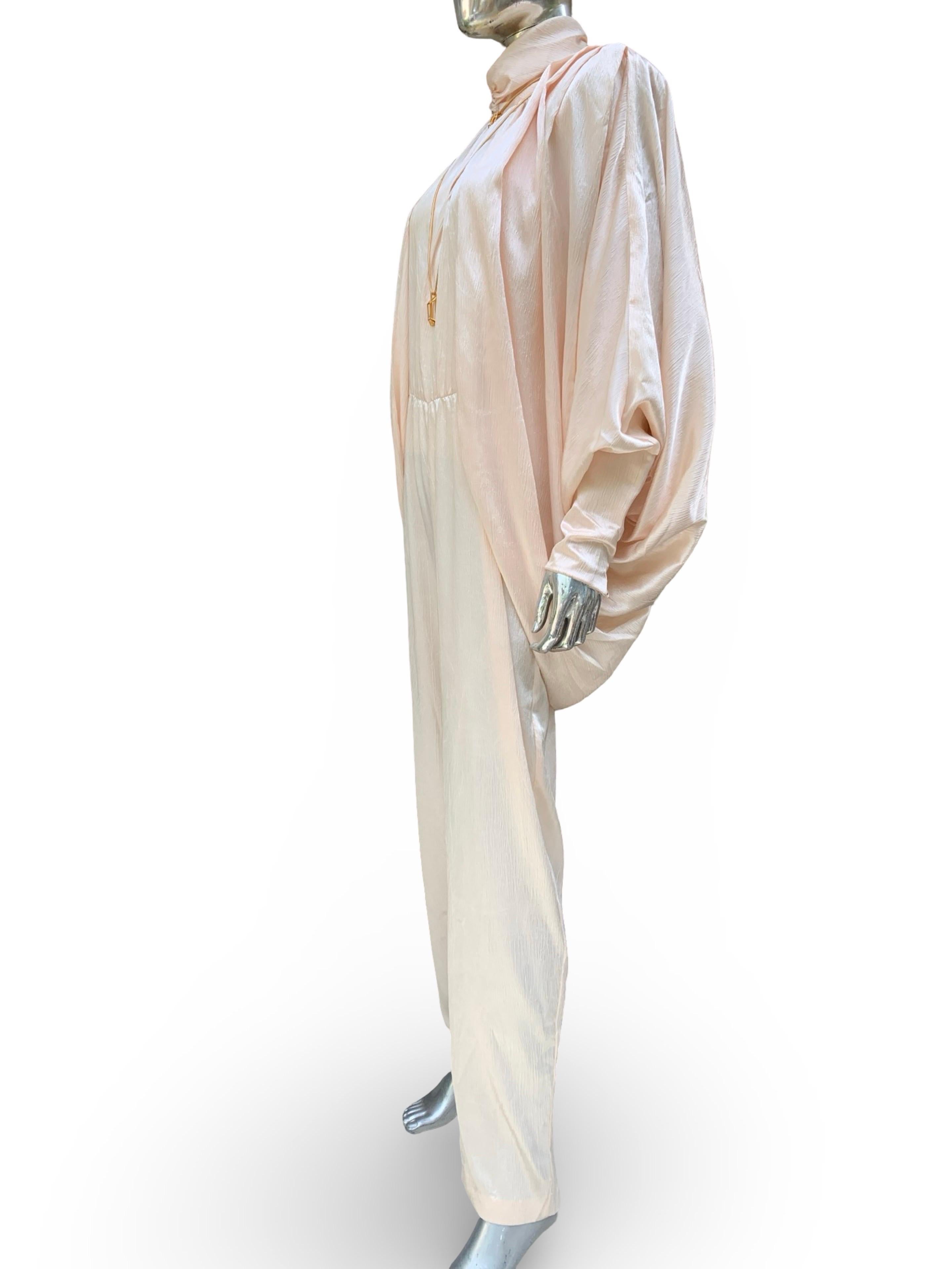 Samantha Schwarz Vintage Satin Jumpsuit & Drapierte Jacke Cocktail Chic Set Größe 10 (Beige) im Angebot