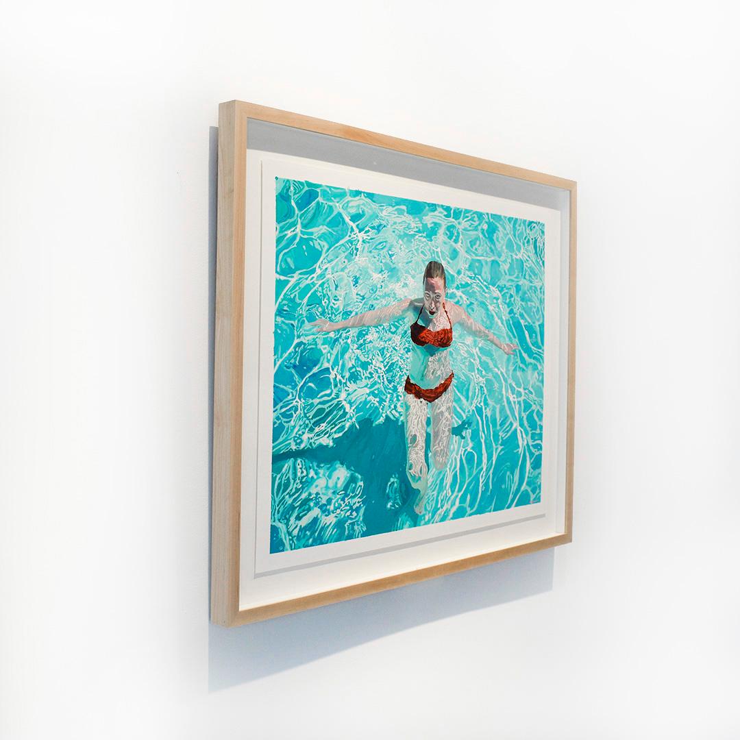 Antes de que se ponga el sol: pintura figurativa fotorrealista de una mujer en el agua - Figurative Painting Azul de Samantha French