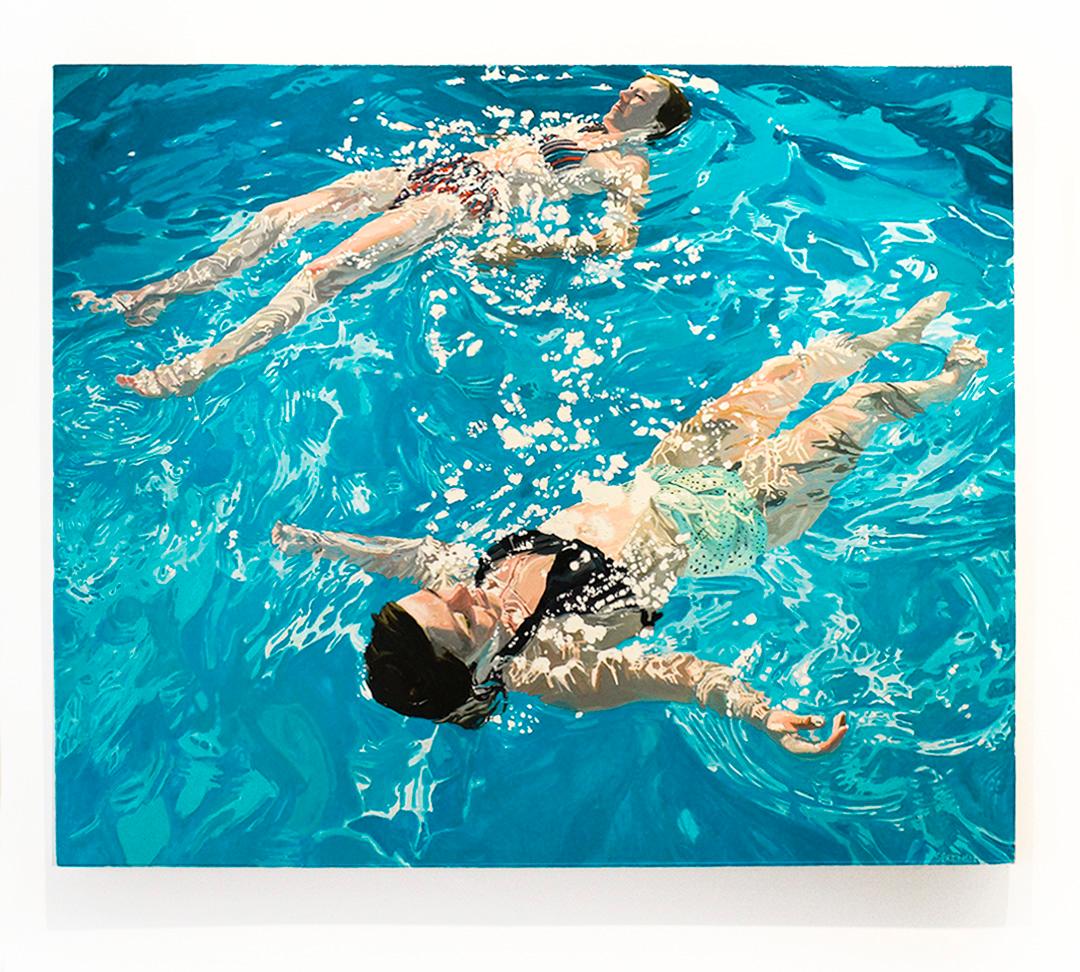 Senza peso, senza tempo: Pittura a olio di due donne che nuotano in piscina - Painting di Samantha French