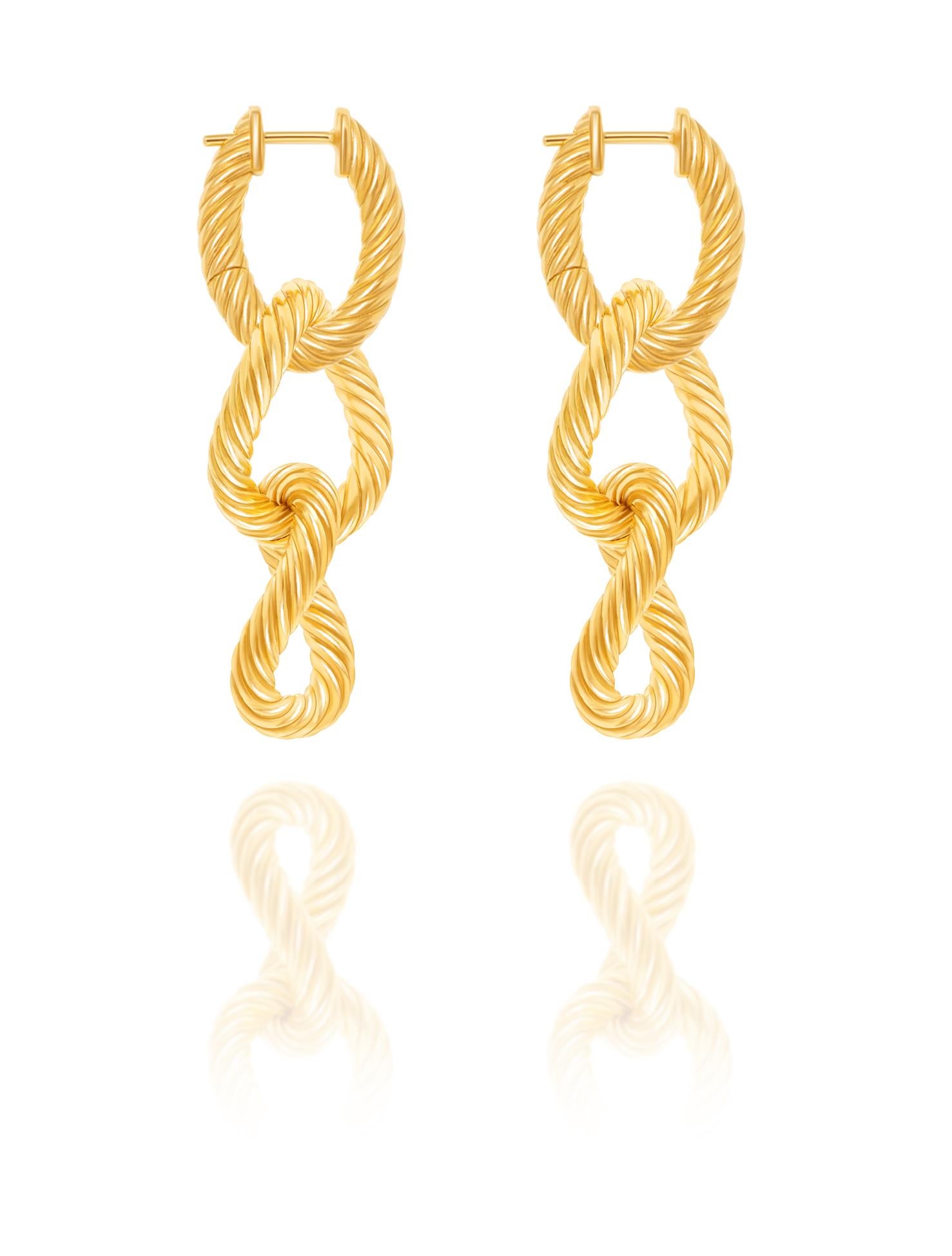 The Willemstad Earrings - A Love Affair Collection

See the world in a new light and be ready for any occasion in these statement earrings. The matching chain link design beautifully compliments its matching necklace, The Willemstad. These unique