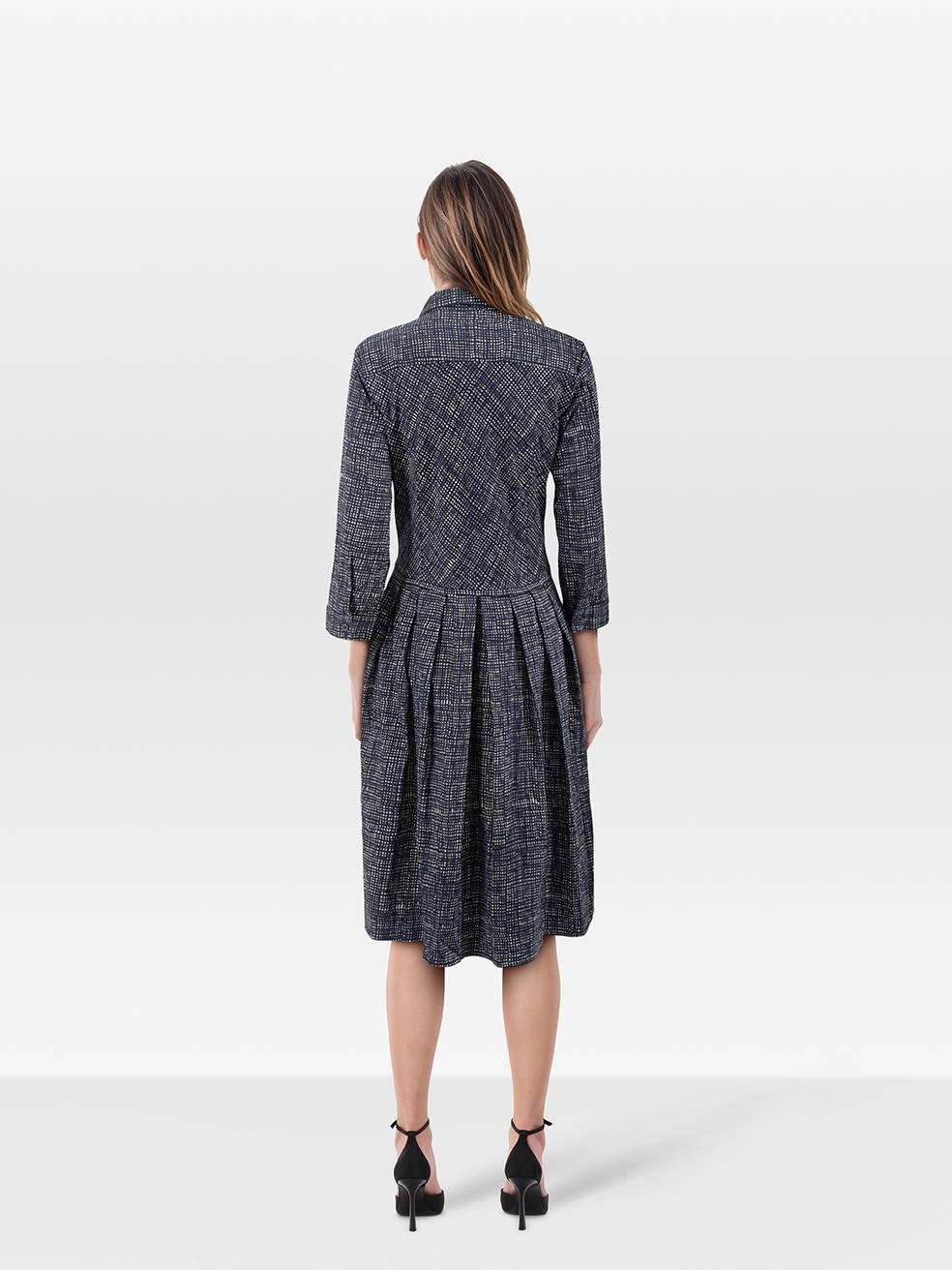 CONDIT ist sehr gut. Das Kleid weist nur minimale Gebrauchsspuren auf. Verfärbung vorne links unten. Rupfen an der Webart in der vorderen Mitte der rechten Knopfleiste dieses gebrauchten Samantha Sung Designer-Wiederverkaufsartikels. Bei