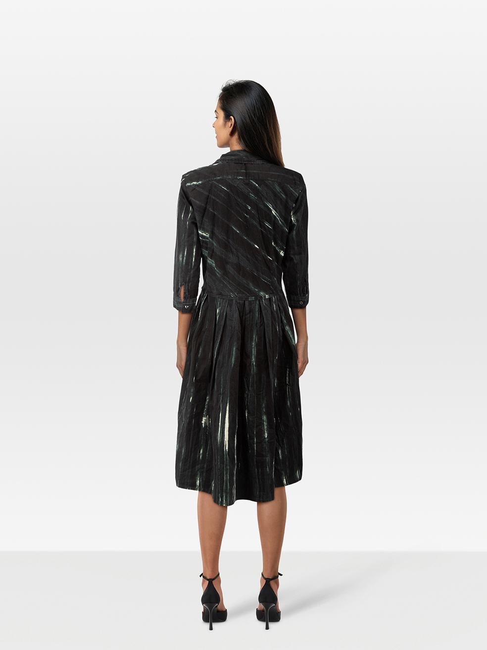 L'ÉTAT est bon. La robe est légèrement usée. Bouton cassé sur la couture latérale gauche. Coutures lâches sur la couture latérale gauche. Marques sur le bas du dos gauche et le bas de l'avant gauche sur cet article de revente d'occasion de Samantha