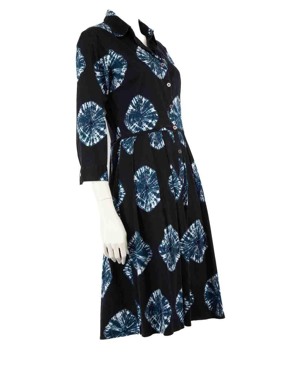 L'ÉTAT est très bon. L'usure minimale de la robe est évidente. Usure minime au bouton lâche sur le haut de la robe et bouton manquant au bas de la robe sur cet article de revente de designer Samantha Sung d'occasion.
  
  Détails
  Bleu
  Coton
 