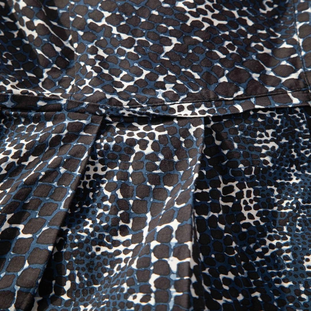 Noir Samantha Sung, robe plissée bleu marine à imprimé abstrait, taille XL en vente