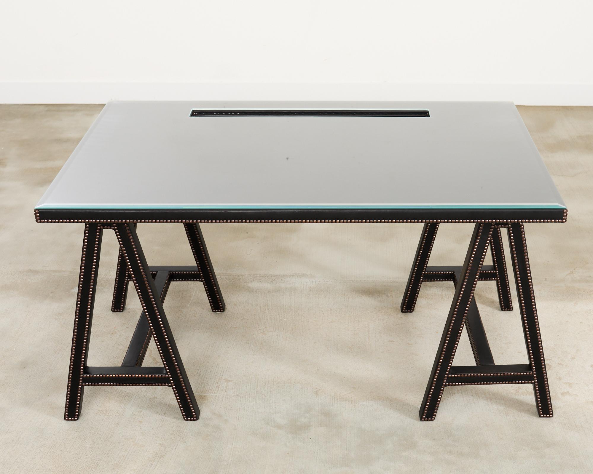 Inglese Samantha Todhunter Design Matilda Scrivania a cavalletto in pelle Campaigner in vendita
