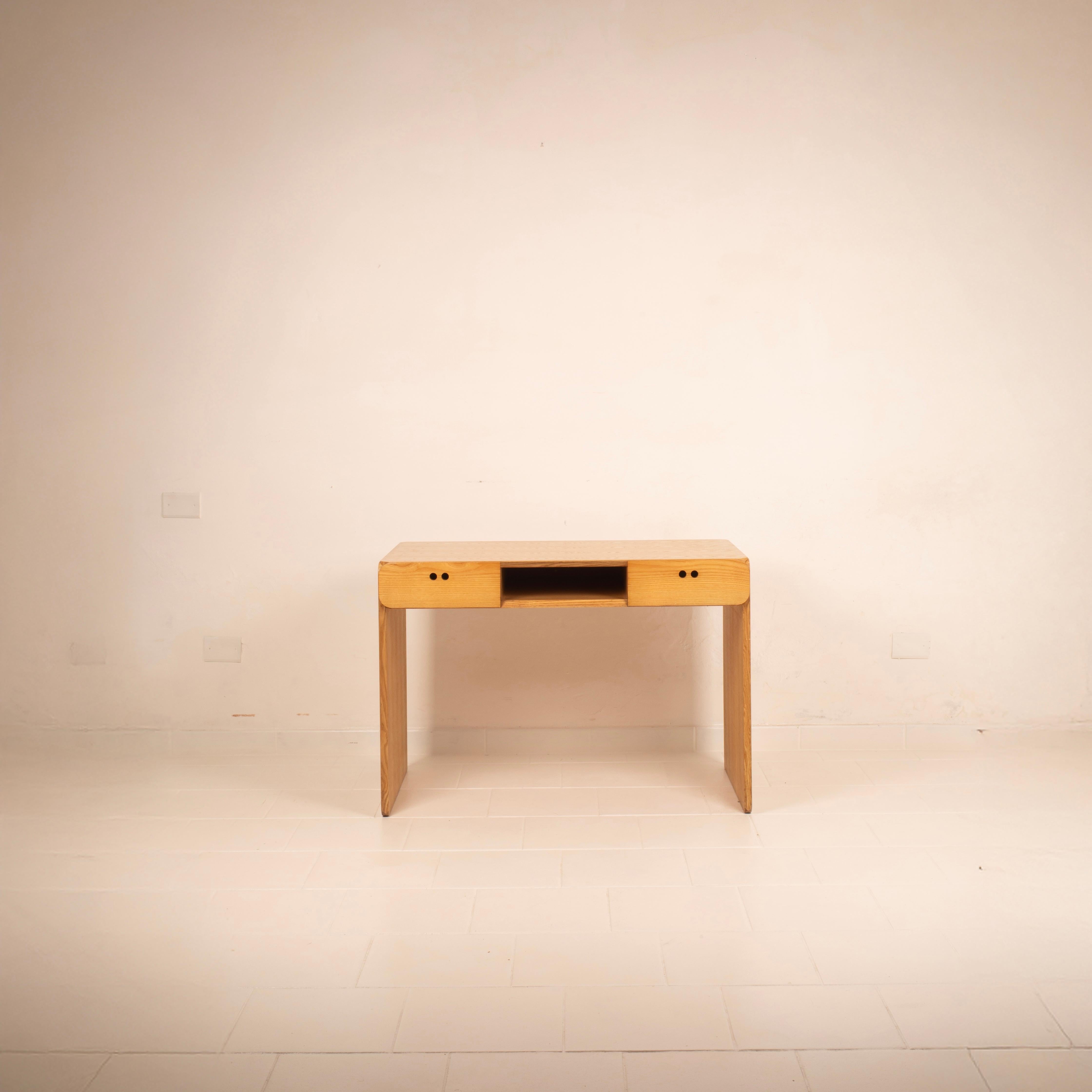 Elegant and measured, this desk designed by Derk Jan de Vries for Maisa di Seveso is part of the rare and highly sought-after 